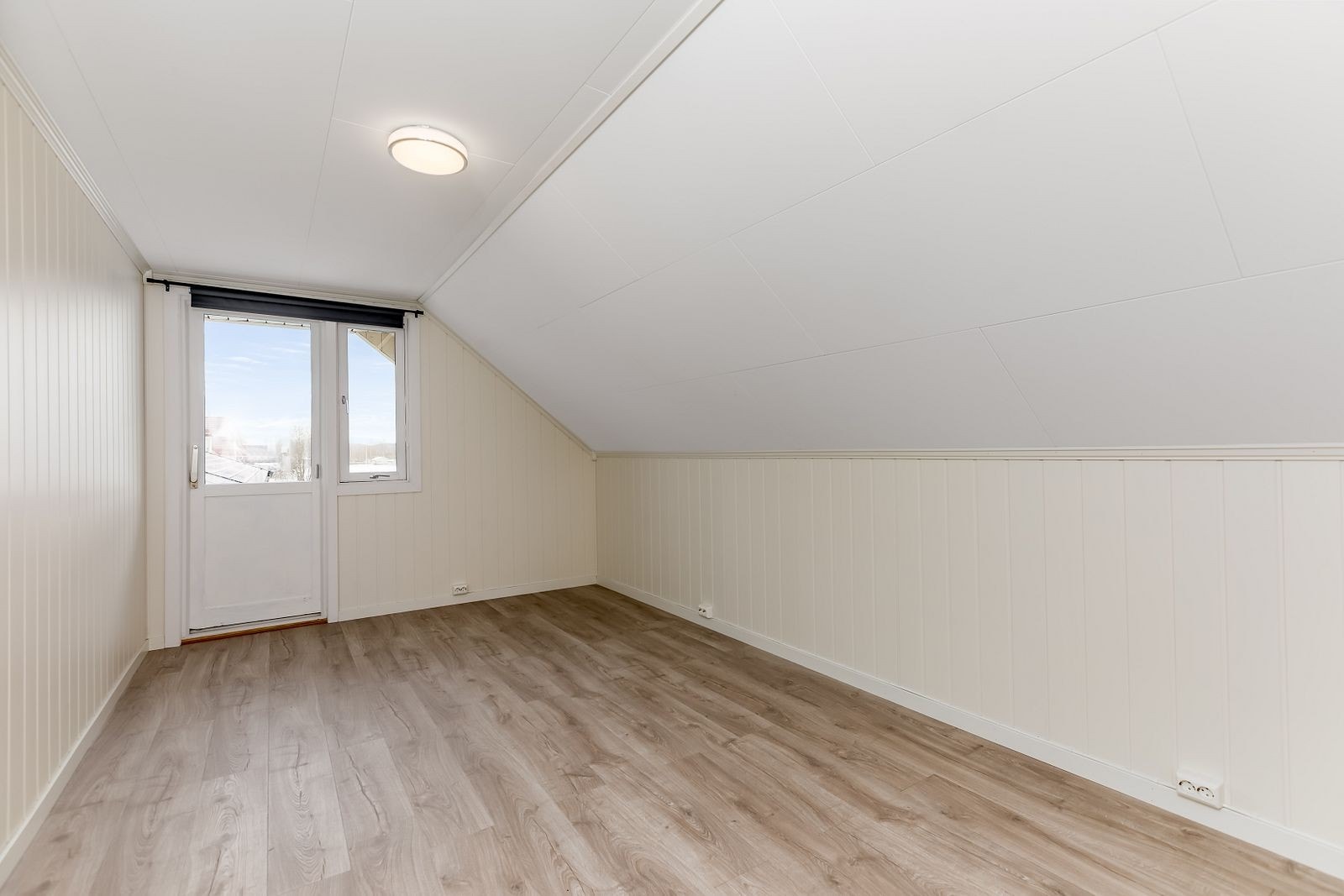 Soverom med utgang til balkong. Galleribilde