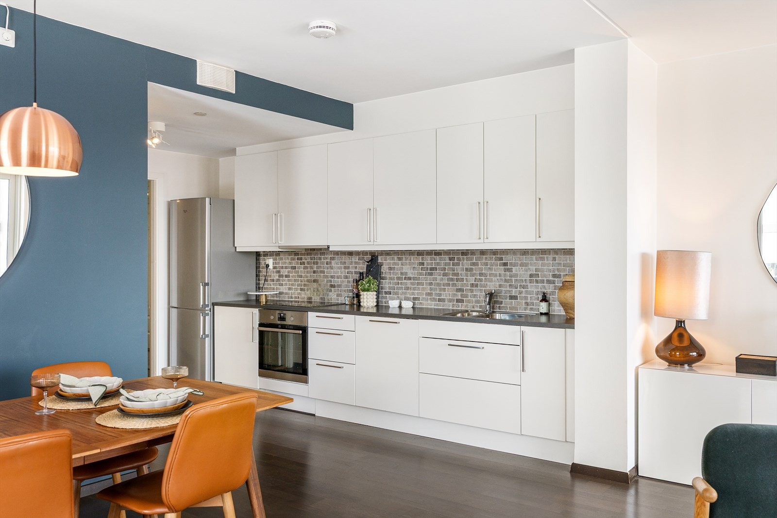 Moderne kjøkken med god skap- og benkeplass. Galleribilde