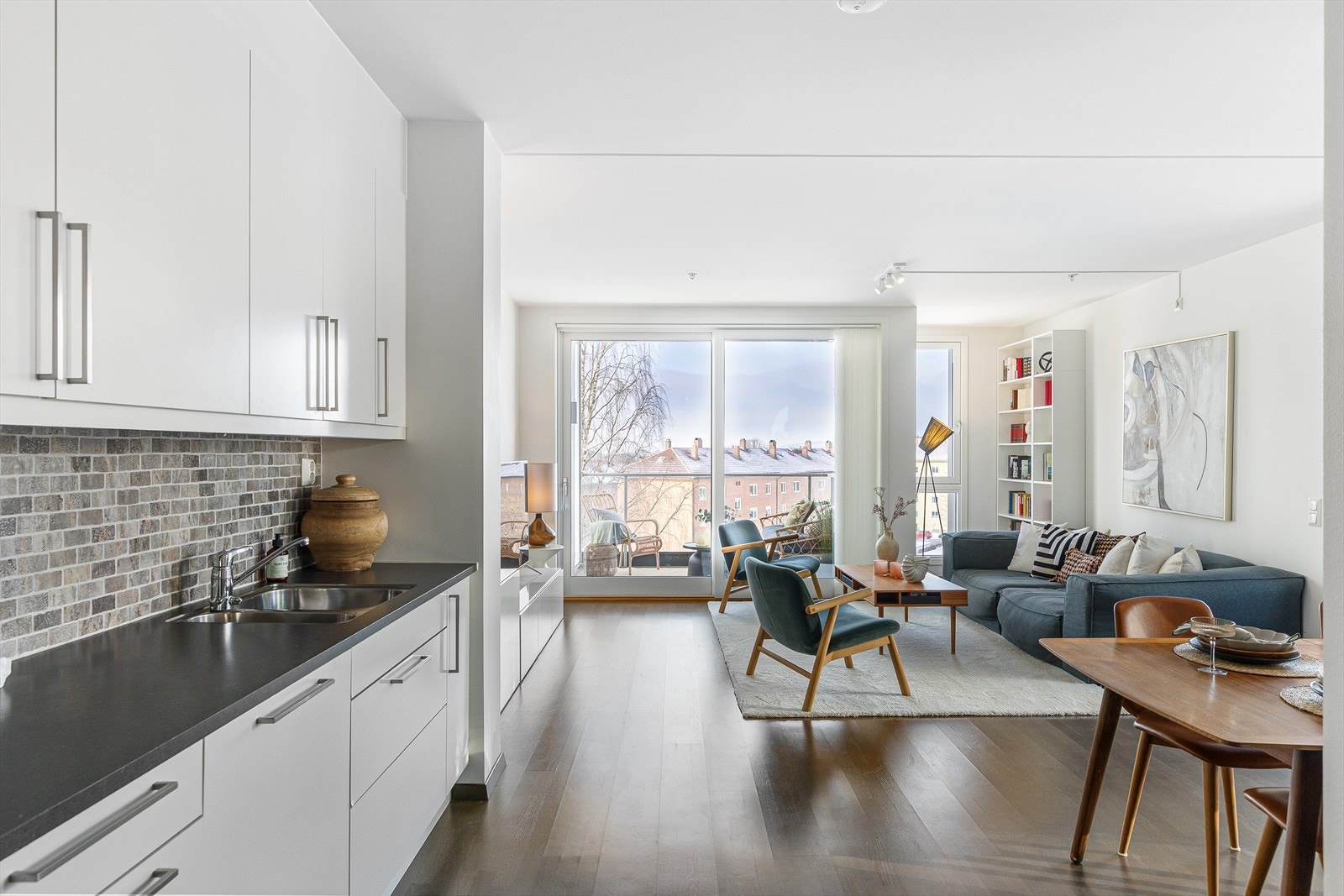 Planløsningen åpner opp for flere møbleringsmuligheter med god plass til sofagruppe, TV-møbler og spisebord med tilhørende stoler. Galleribilde