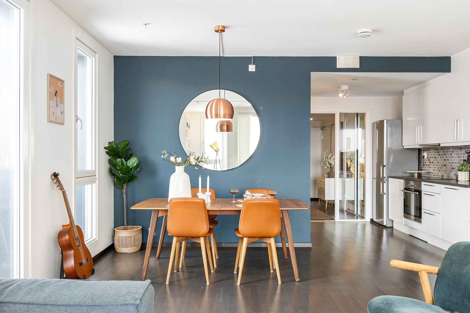 I tilknytning til kjøkkenet er det god plass til et hyggelig spisebord som innbyr til sosiale sammenkomster med familie og gjester. Galleribilde