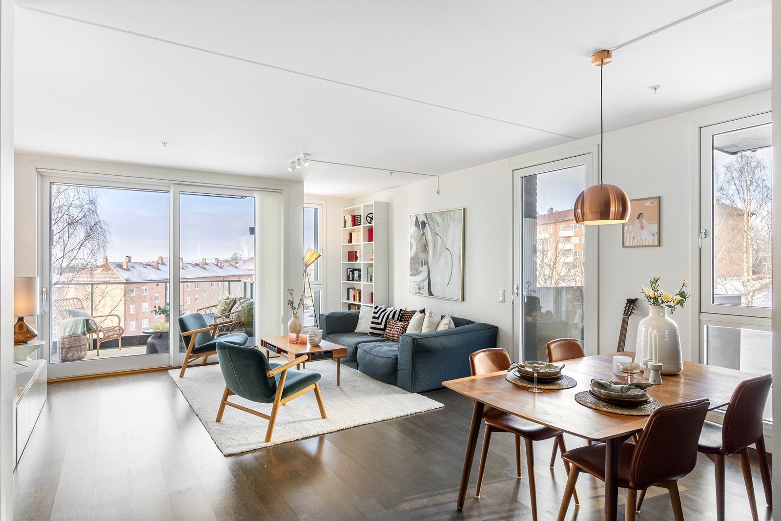 Velkommen til Hans Nielsen Hauges gate 37C! Dette er en attraktiv og stilren 3-roms hjørneleilighet fra 2013, beliggende i et prisvinnende sameie øverst i Torshovdalen. Galleribilde