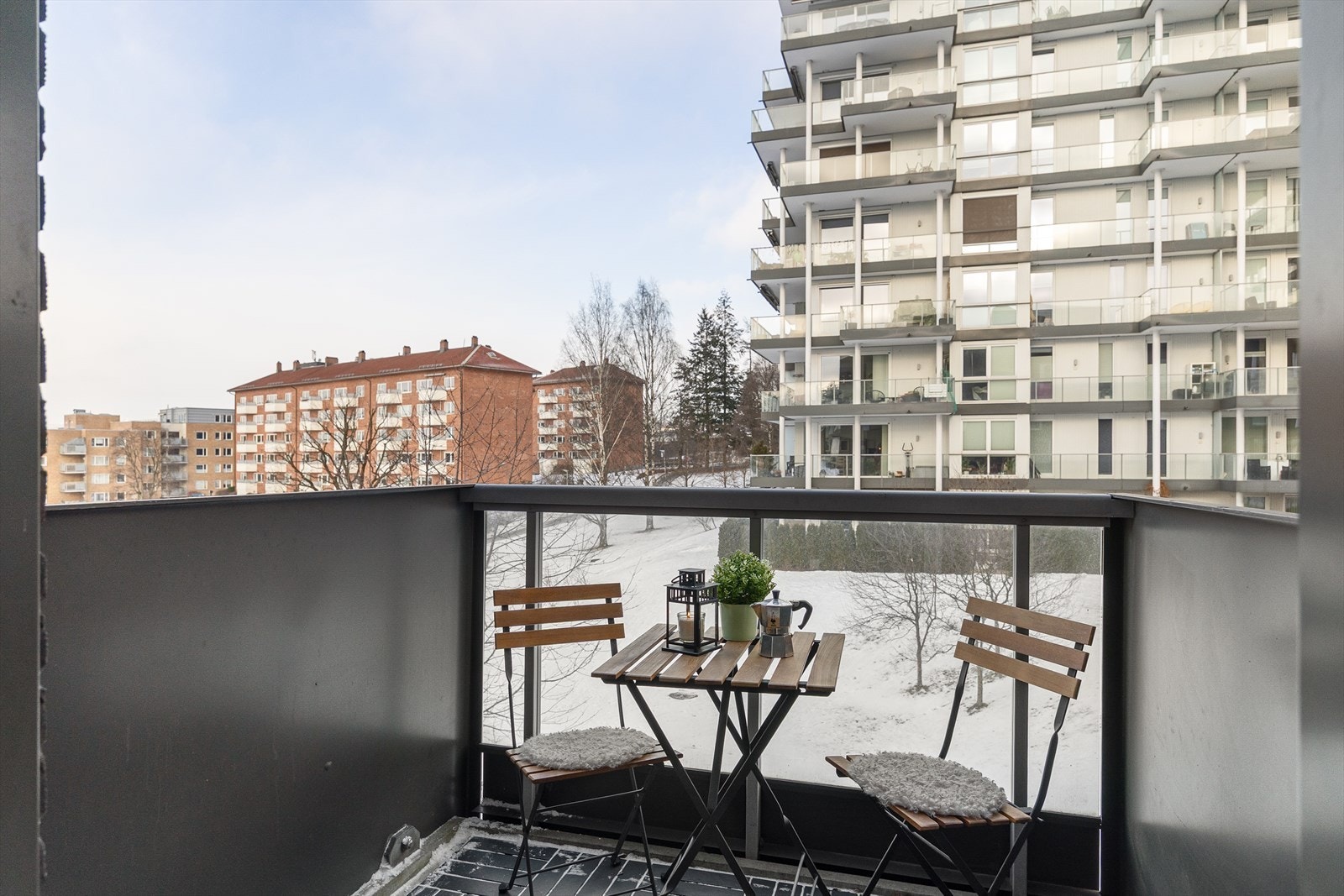 Balkongen er nord-vestvendt på ca. 3,5 m². Galleribilde