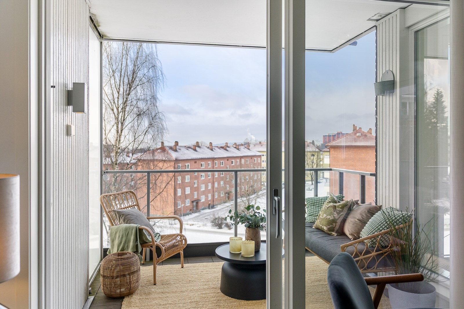 På varme dager fungerer utearealene som en naturlig forlengelse av boligen - ideelt for måltider, avslapning eller hyggelige kvelder med familie og venner. Galleribilde