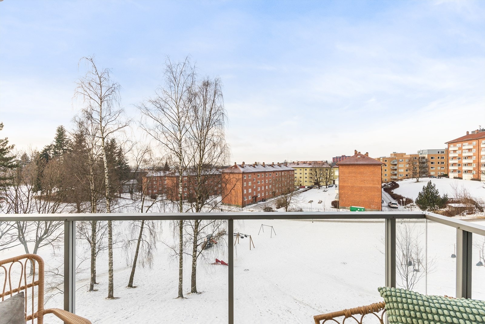 Leiligheten har flott utsikt mot Torshovdalen, og fra inngangsdøren har du umiddelbar nærhet til barnehage med prioritet, dagligvarebutikk og et svært godt kollektivtilbud. Galleribilde