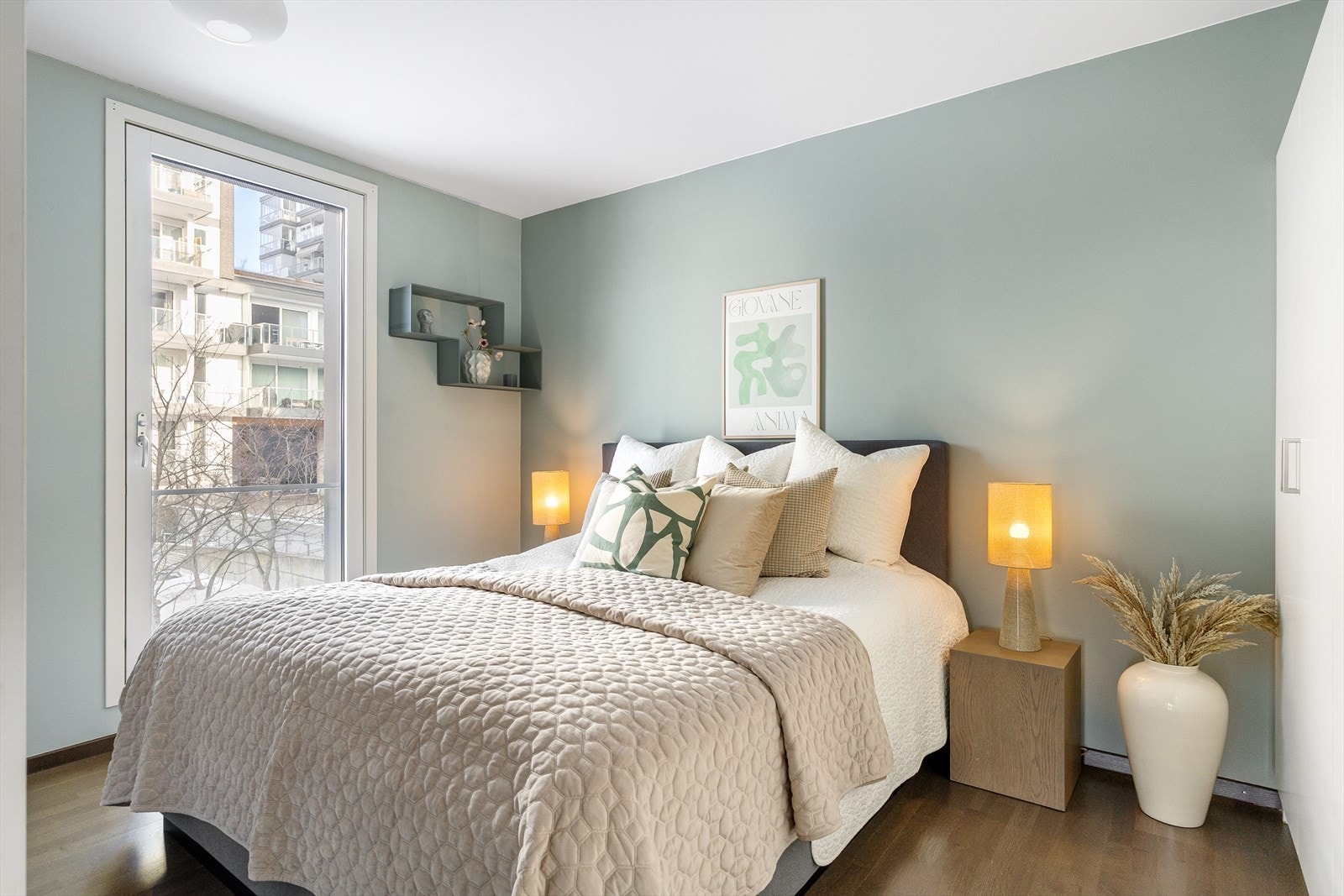 Soverommet er romslig, med plass til dobbeltseng, nattbord og tilhørende møbler. Soverommet har også fransk balkong som slipper inn rikelig med dagslys og bidrar til en luftig og behagelig romfølelse. Galleribilde