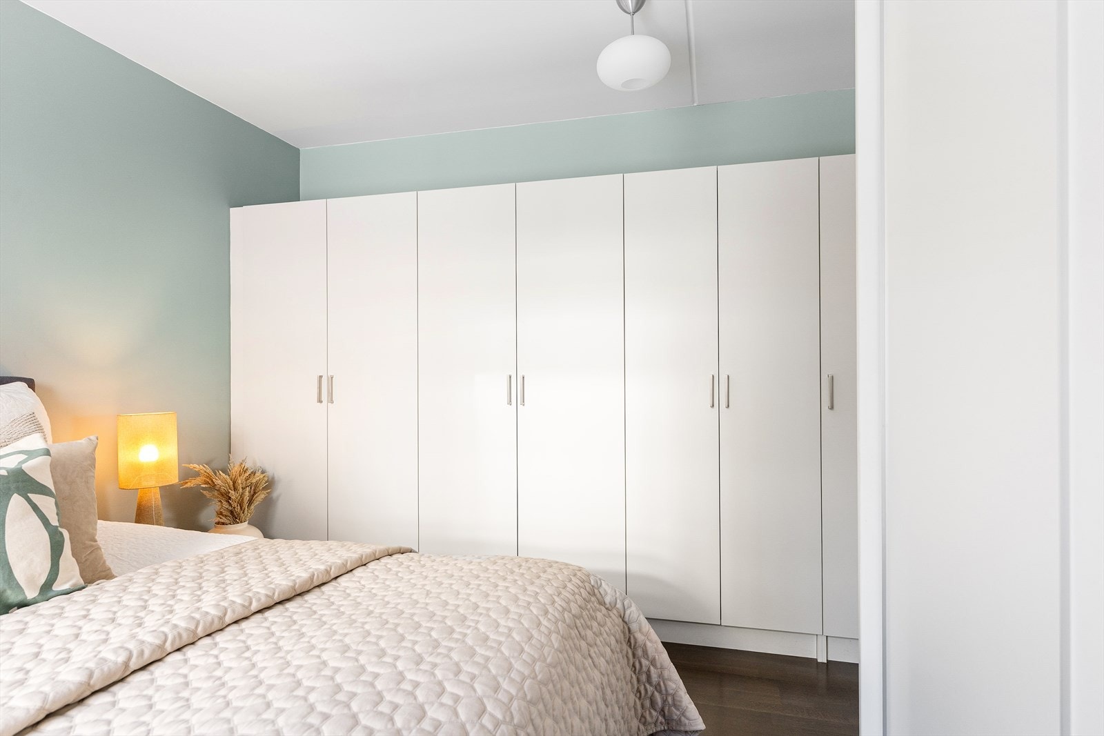 I tillegg har rommet gode oppbevaringsmuligheter med garderobeskap langs hele veggen samt en romslig skyvedørsgarderobe. Galleribilde