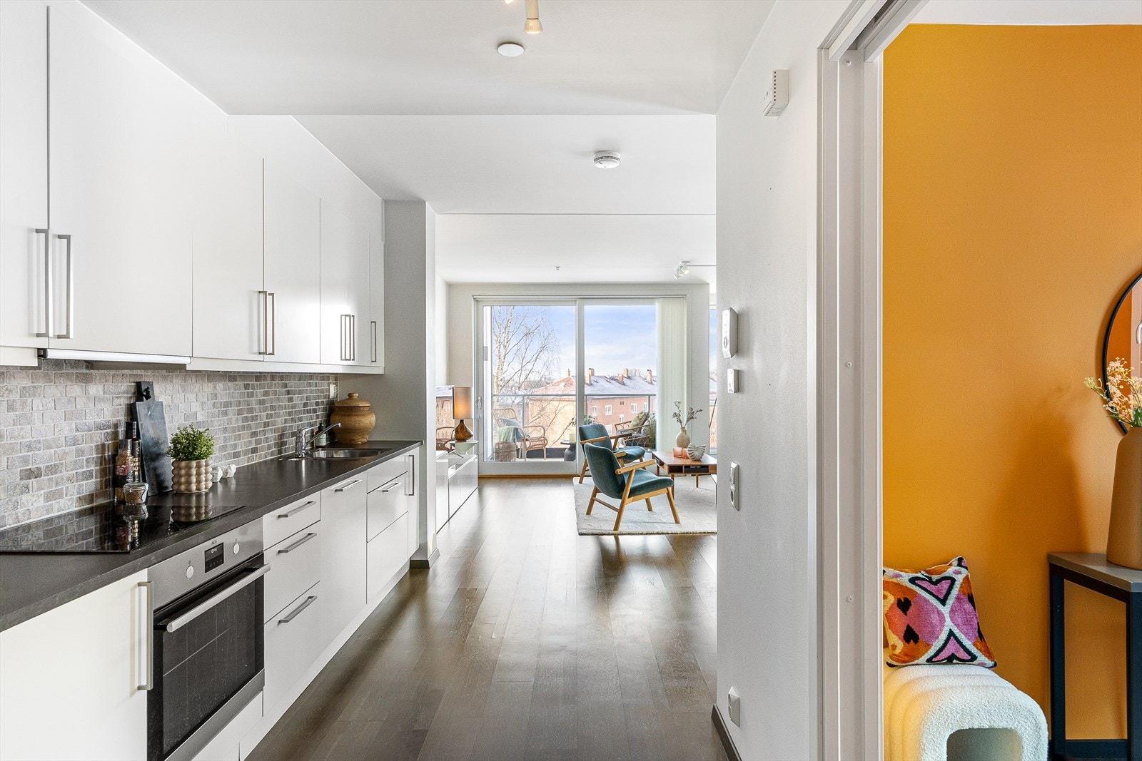 Kjøkkenet er utstyrt med integrerte hvitevarer som induksjonstopp, stekeovn og oppvaskmaskin. Videre er det adkomst til soverom 2 fra kjøkkenet. Galleribilde