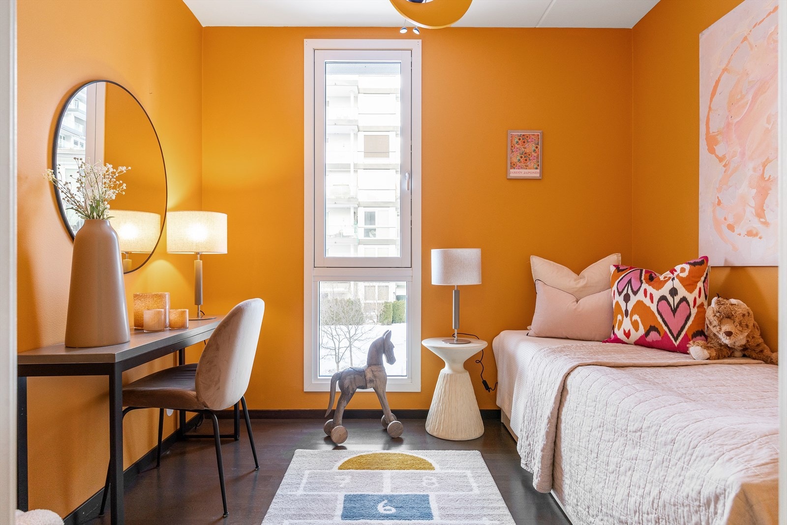 Soverom 2 er romslig og har plass til både seng og øvrige møbler. Det er et allsidig rom som passer perfekt som barnerom, gjesterom eller hjemmekontor, tilpasset dine behov. Galleribilde