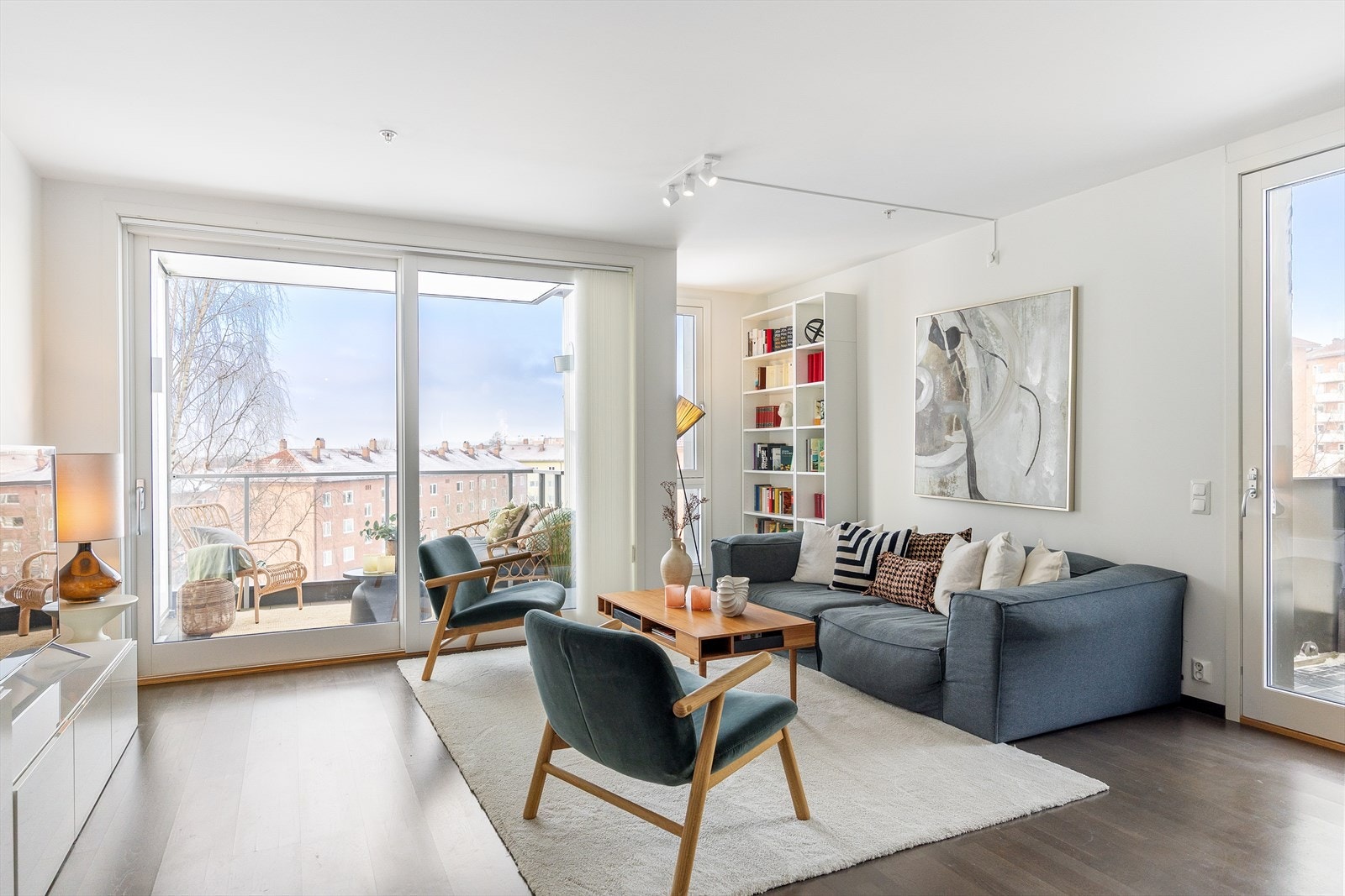 Leiligheten har store vindusflater som slipper inn rikelig med naturlig lys fra flere himmelretninger og gir en lys og luftig romfølelse. Galleribilde