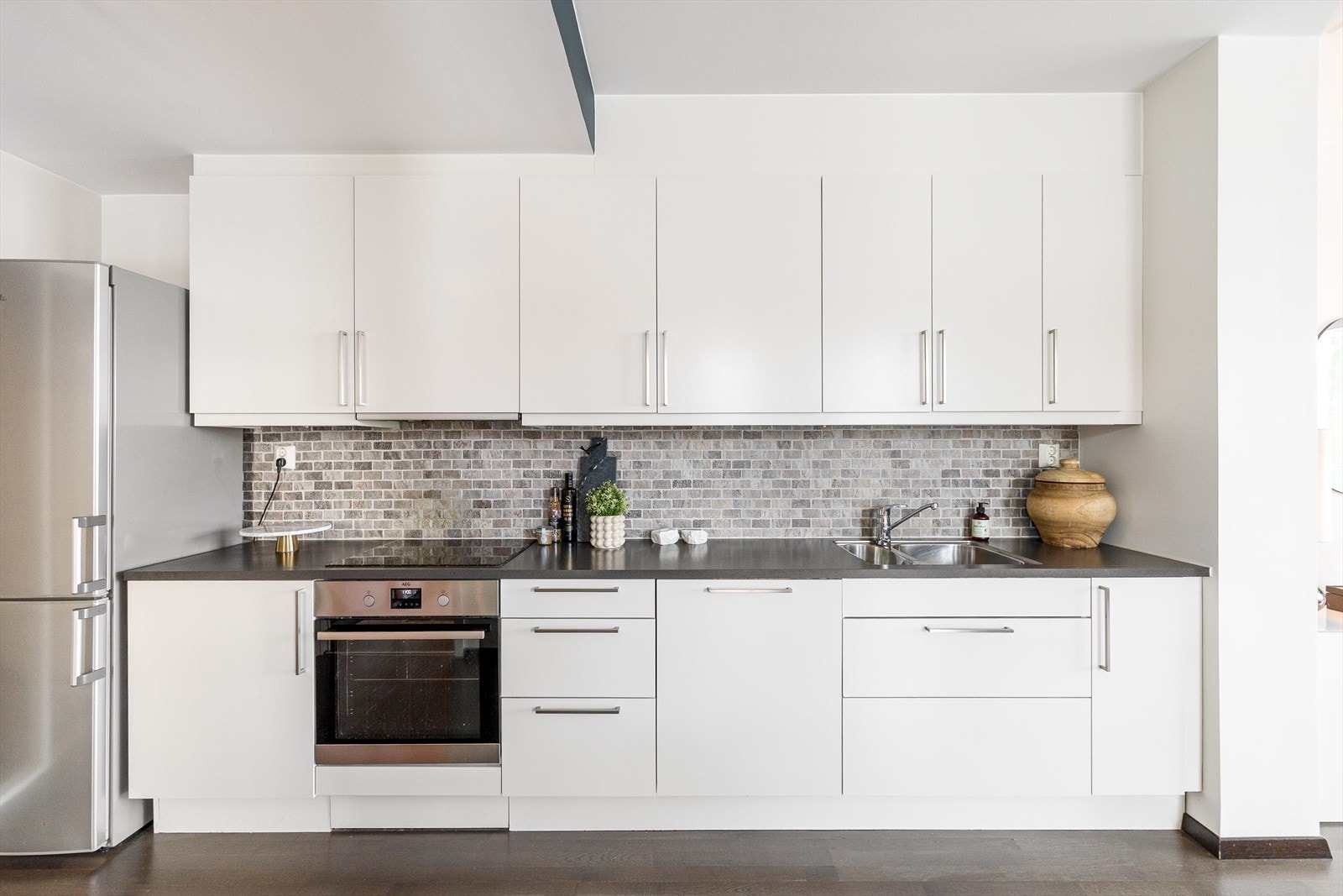 Innredningen består av både over- og underskap med belysning under overskap, samt belegg på vegg mellom benkeplate og overskap. Galleribilde