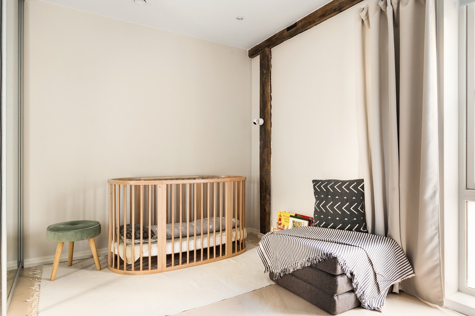 Soverommet måler 8,6 kvm med plass til dobbeltseng, nattbord på hver side og skrivebord. Galleribilde