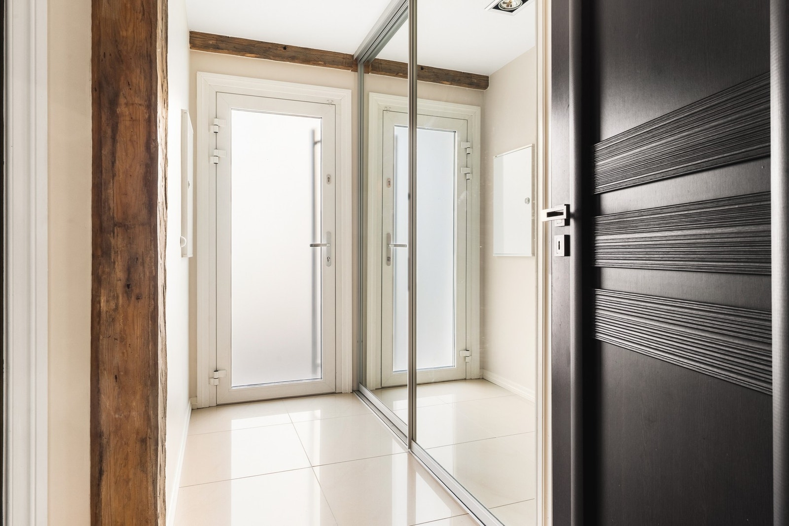 Velkommen inn! I entréen er det god plass til å henge fra seg yttertøy i skyvedørsgarderoben. Galleribilde