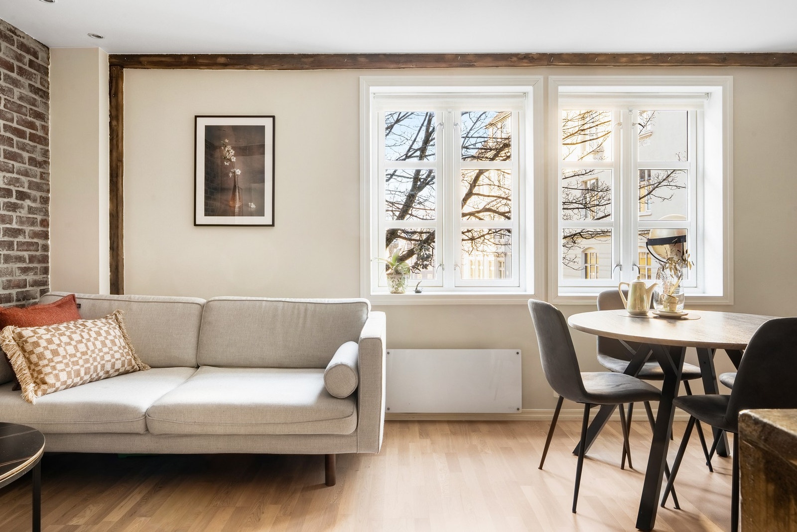 Åpen og sosial løsning mellom stue og kjøkken på 26 kvm. Galleribilde