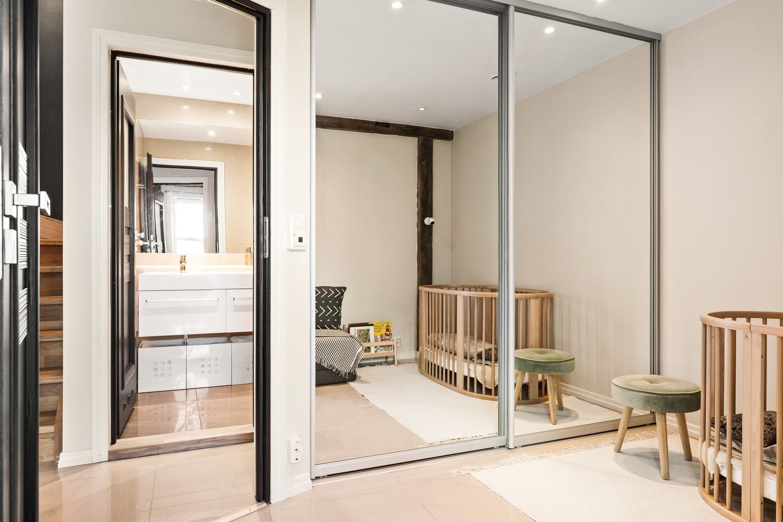 Soverommet har en romslig skyvedørsgarderobe med speil. Galleribilde