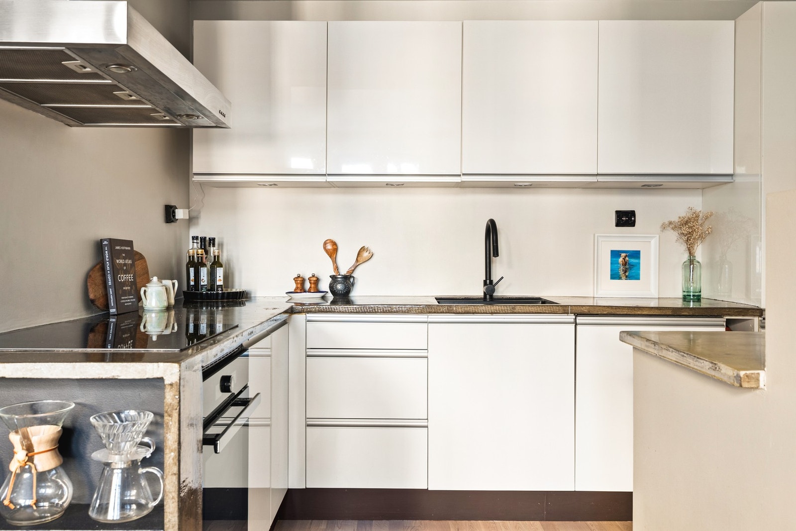 Integrerte hvitevarer består av stekeovn, platetopp, oppvaskmaskin og kjøleskap med frysedel. Galleribilde