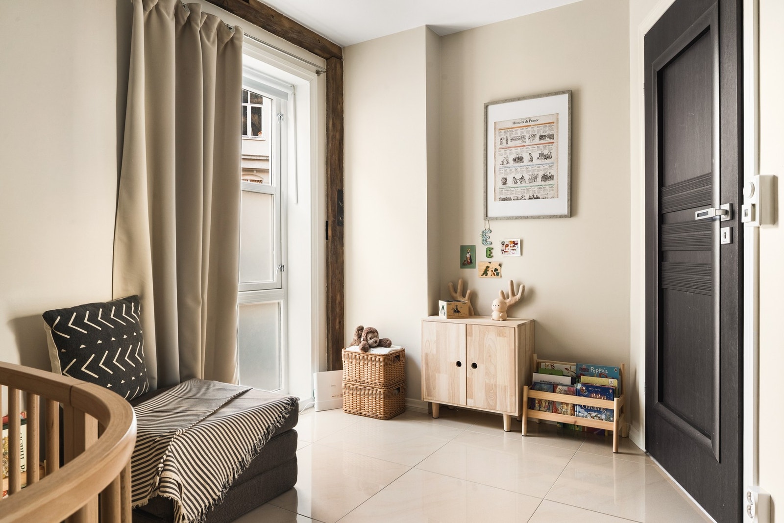 Første etasje består av soverom, bad og bod. Det er varmekabler i hele første etasje foruten boden. Galleribilde