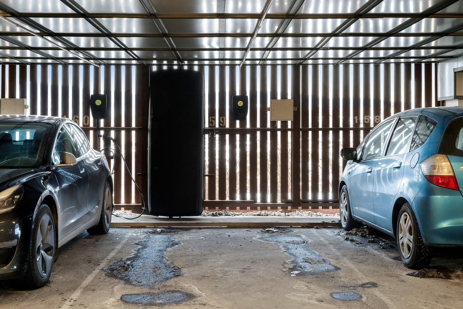 En biloppstillingsplass med el-billader. Galleribilde