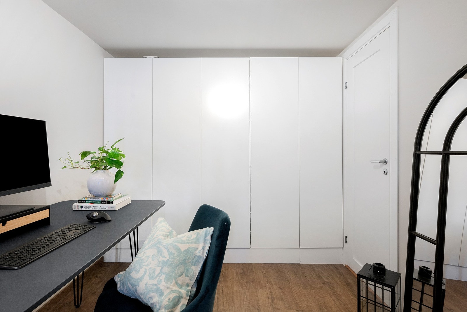 Godt med skap og lagringsplass i underetasjen. Det er også mulighet for å bruke rommet f.eks tv- stue. Galleribilde