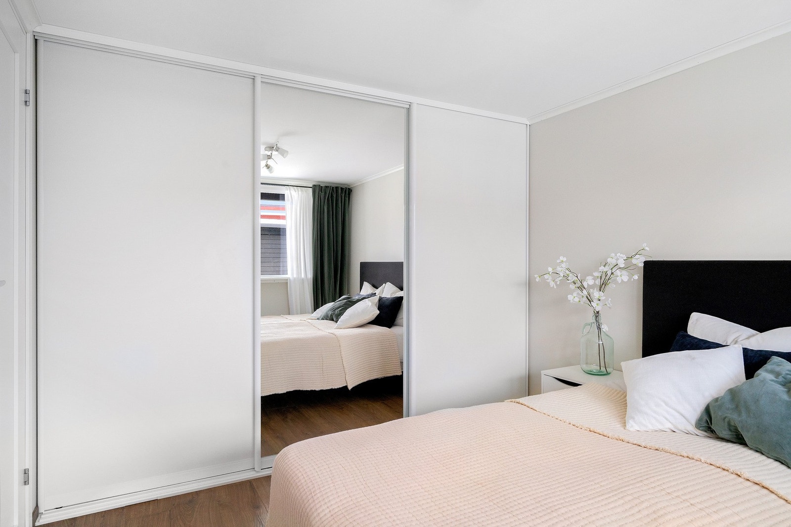 Hovedsoverommet har en stor skyvedørsgarderobe med speildør. Galleribilde