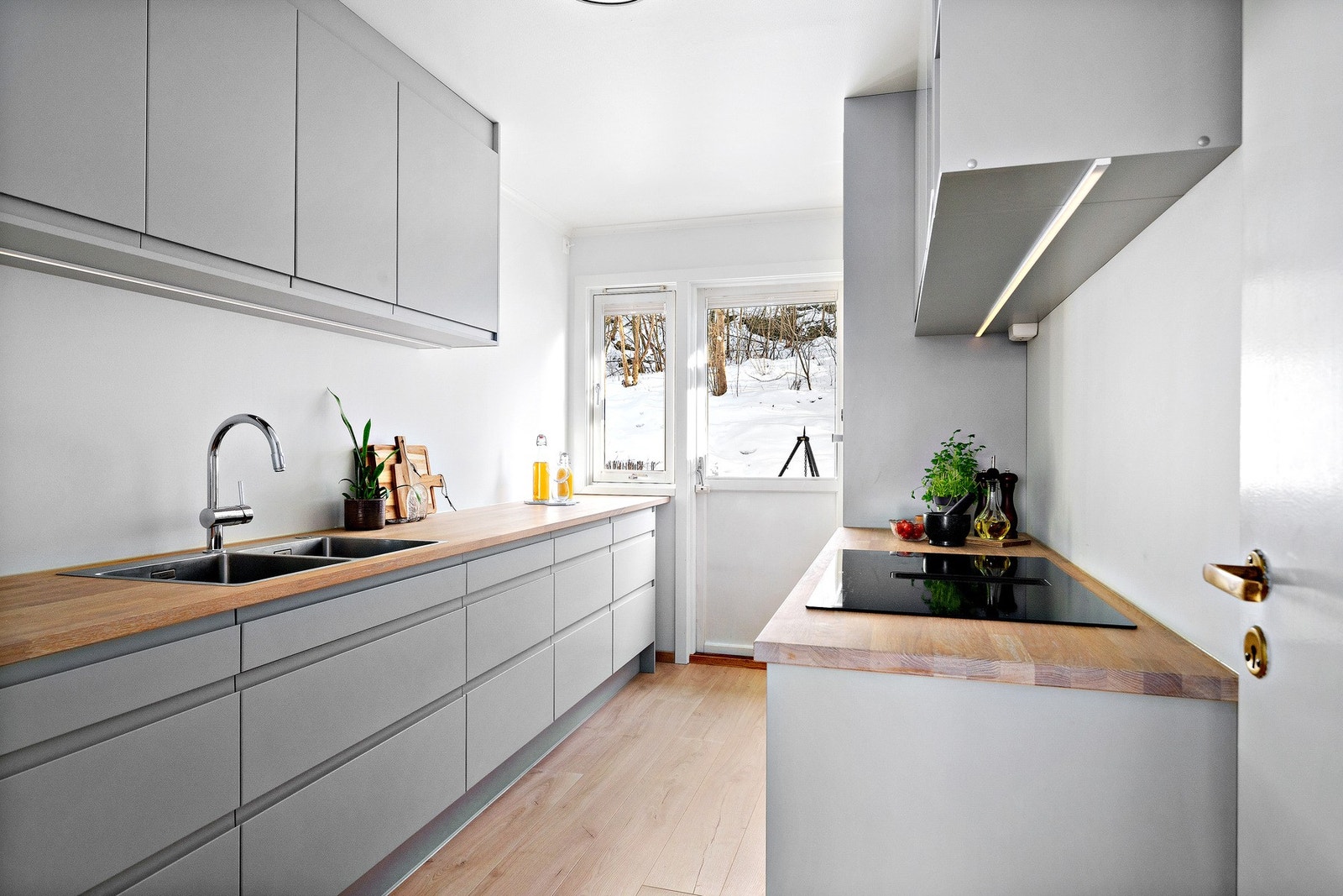 Lekker kjøkkeninnredning fra Norema med integrete hvitevarer. Direkte utgang til hyggelig og usjenert platting som grenser mot grøntområde. Galleribilde