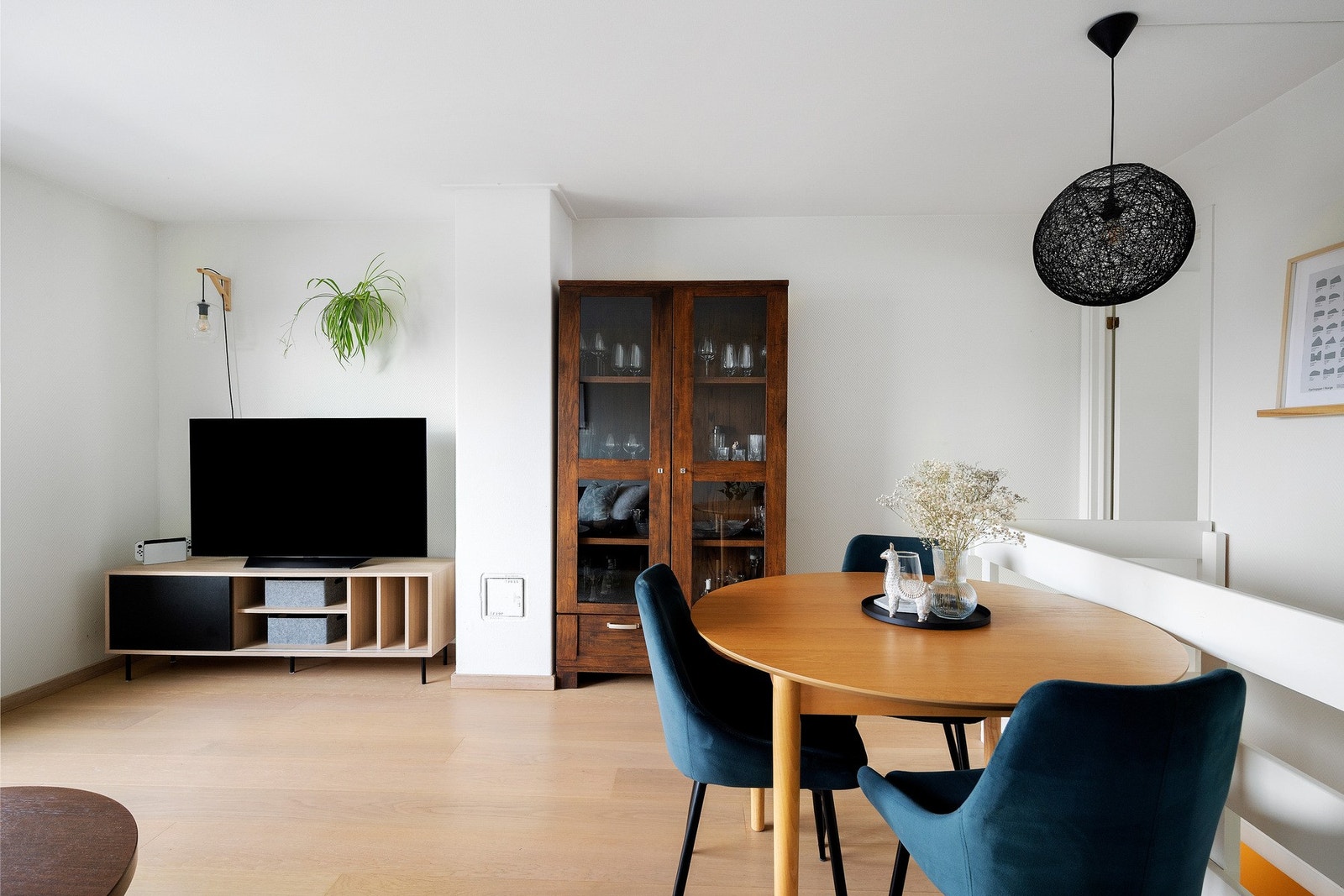 Stuen har god plass til både spisestue og sittegruppe. Galleribilde