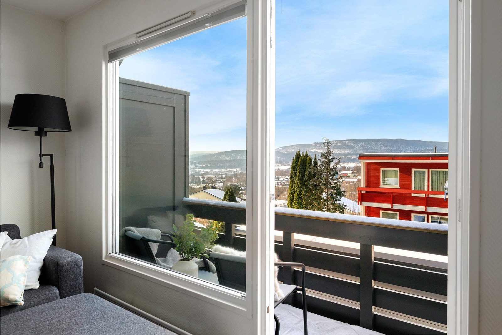 Solrik og hyggelig balkong med lang kveldssol. Galleribilde