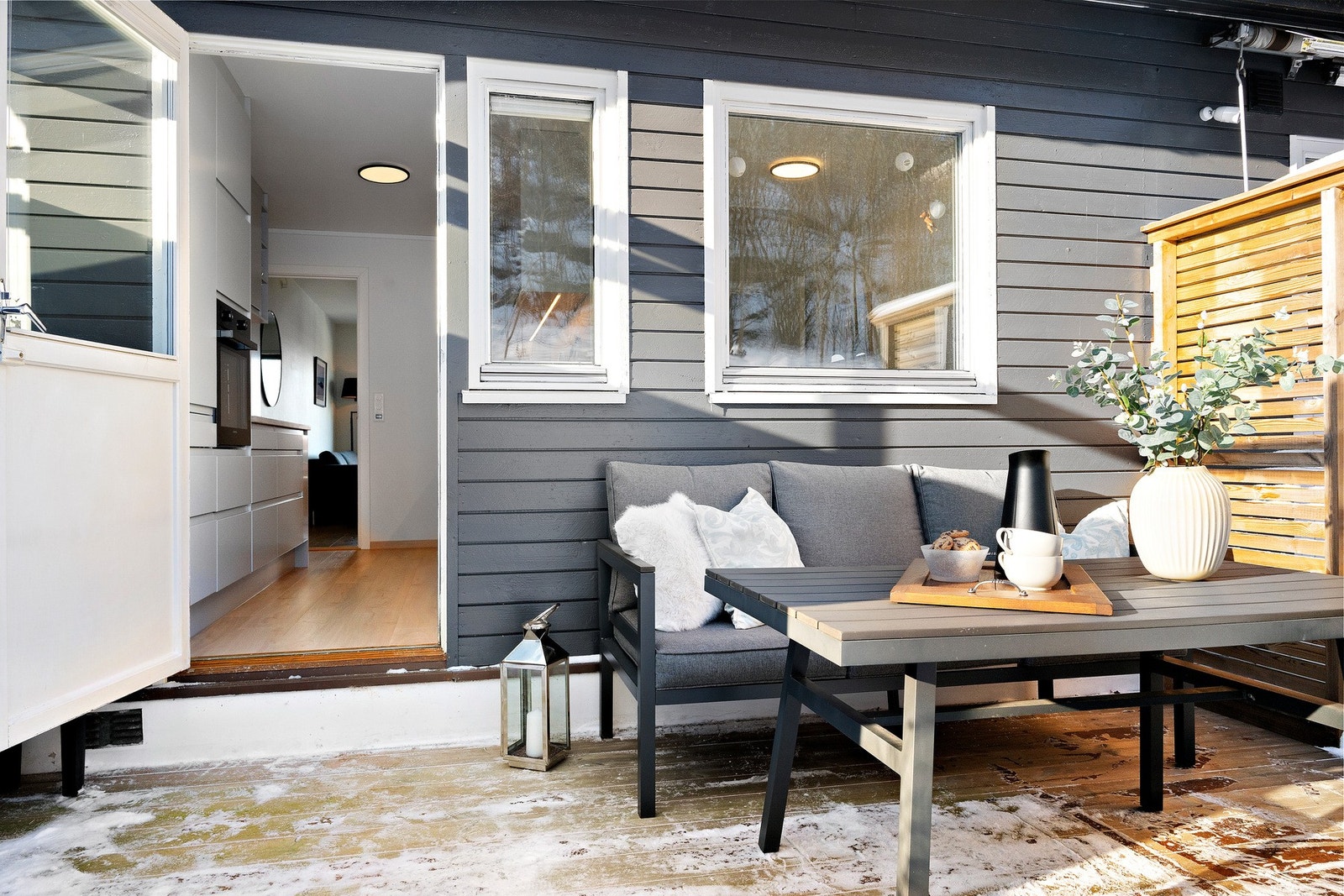 Plattingen utenfor kjøkkenet er oppgradert og utvidet noe i 2021. Det er god plass til sittegruppe og grill. Galleribilde