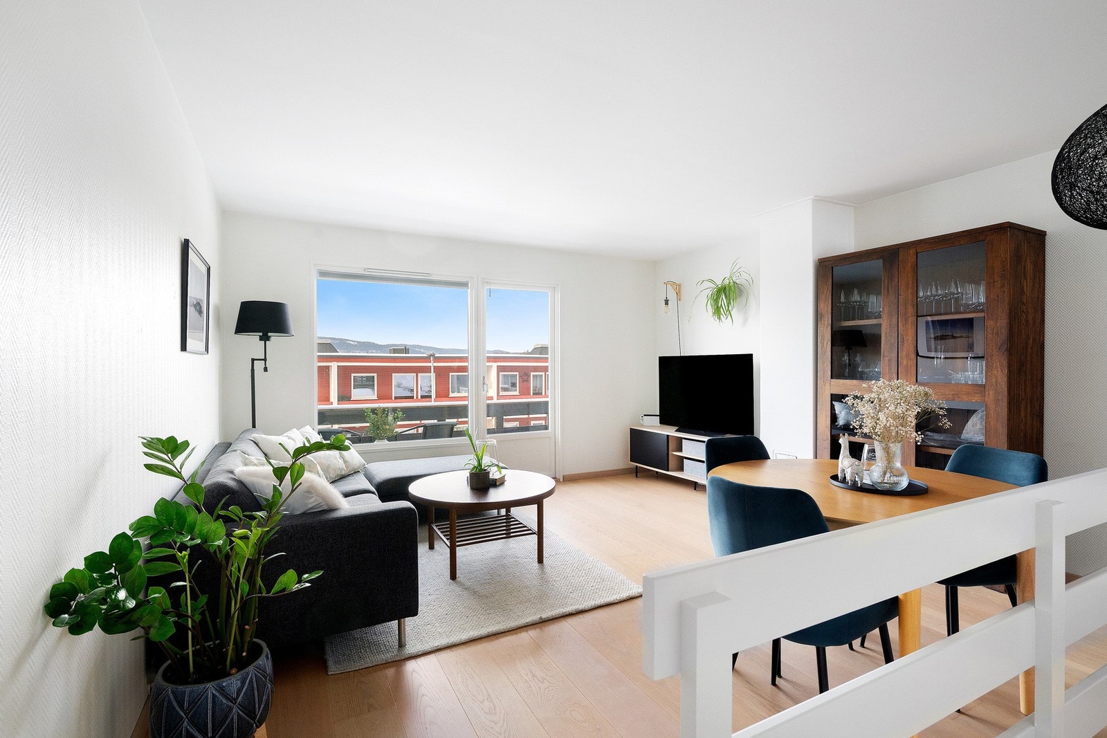 Stuen har store vindusflater som gir godt med naturlig lys inn i stuen. Galleribilde