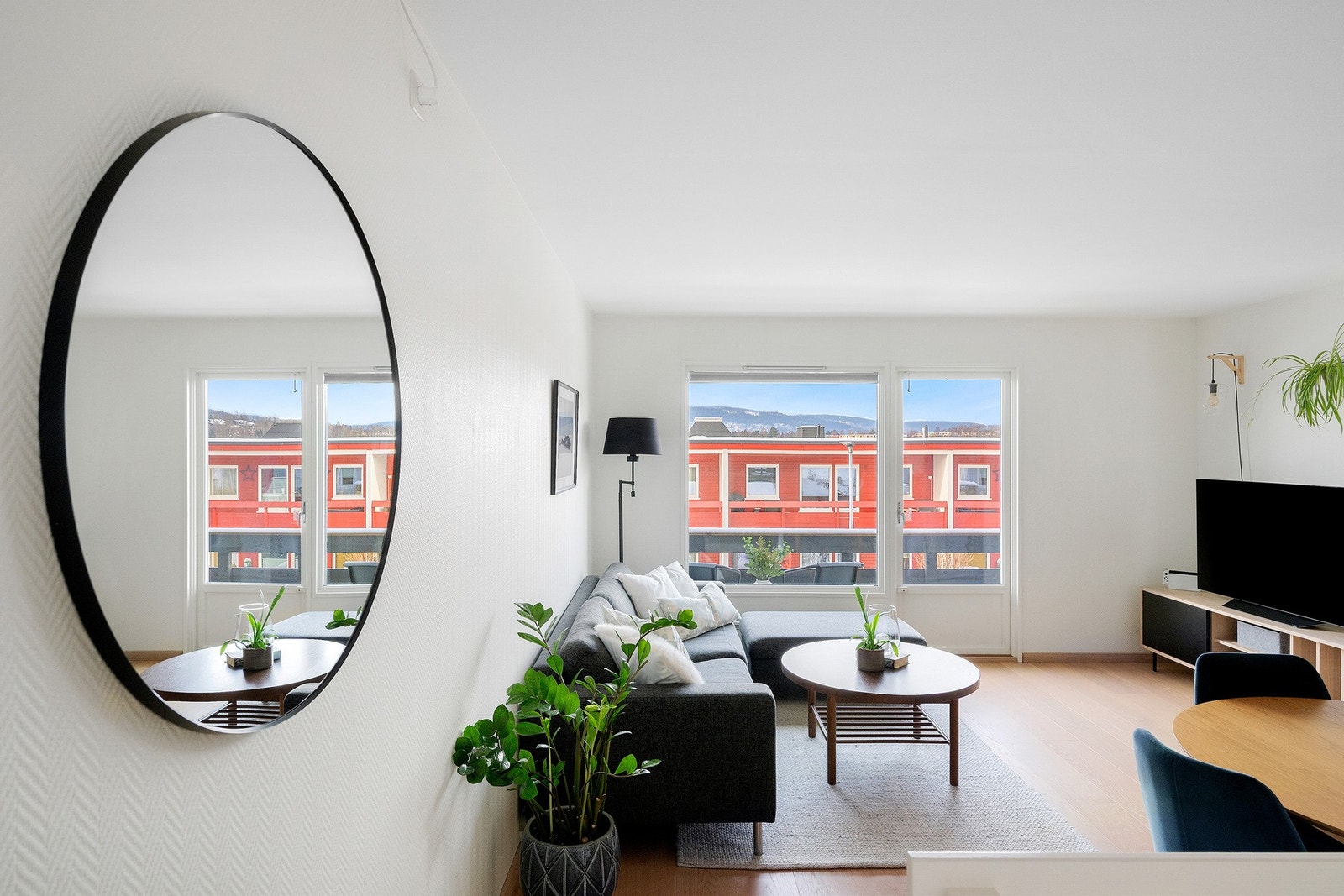 Stuen er lysmalt og har nyere enstavsgulv. Galleribilde