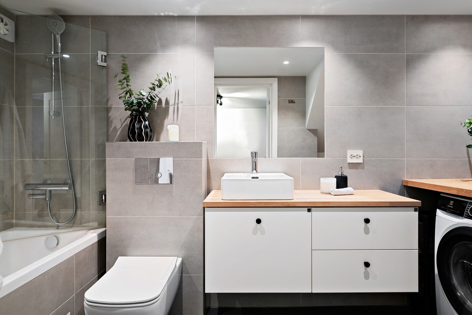 Badet i underetasjen er pusset opp i 2019 med bl.a vegghengt toalett. Down-lights i himlingen. Badekar med smart glassdør. Galleribilde