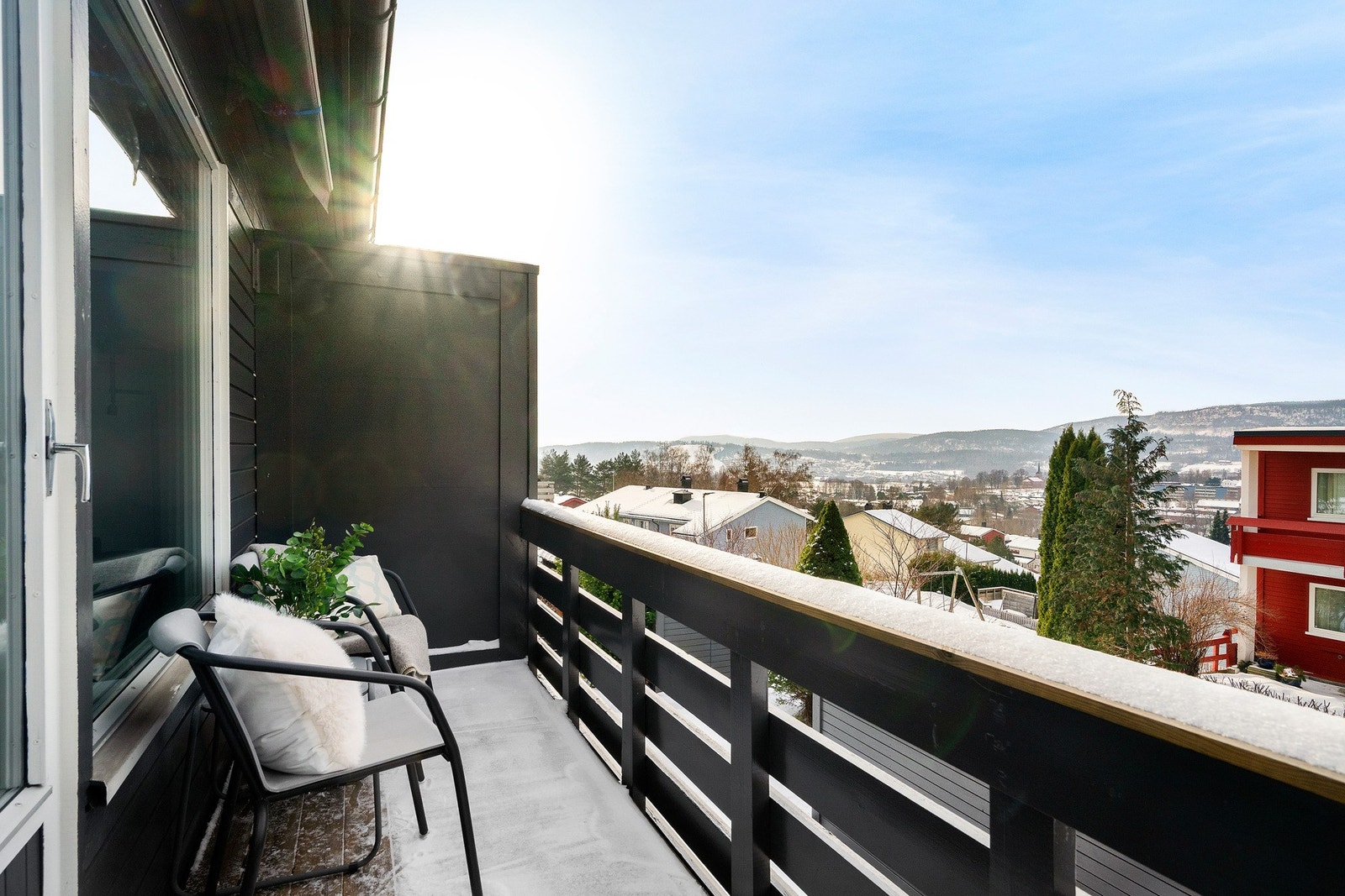 Solrik og usjenert balkong. Galleribilde