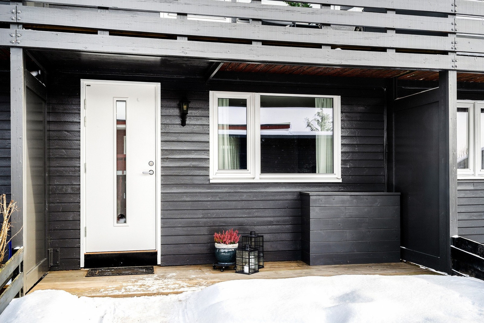 Hyggelig inngangsparti med hyggelig og solrik platting. Galleribilde