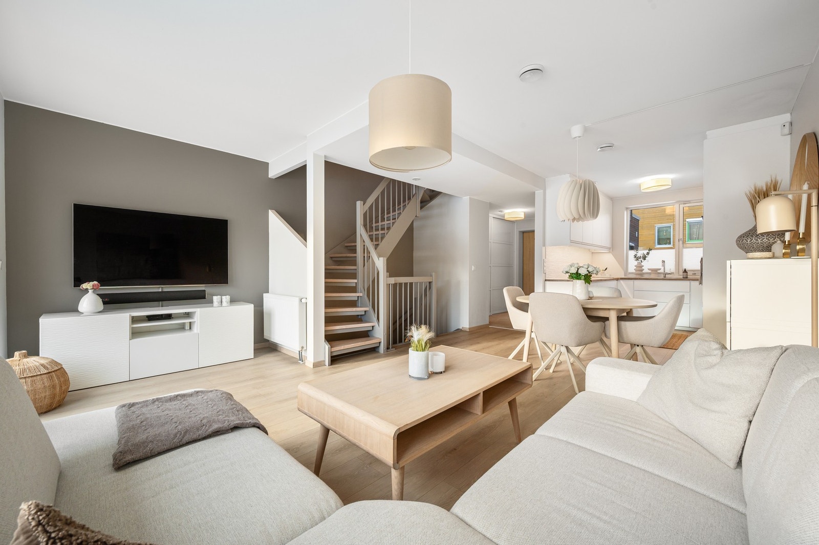 Balansert ventilasjon og fjernvarme gir en god komfort. Selger opplyser om et strømforbruk på 12 097 kWh for 2025. Galleribilde