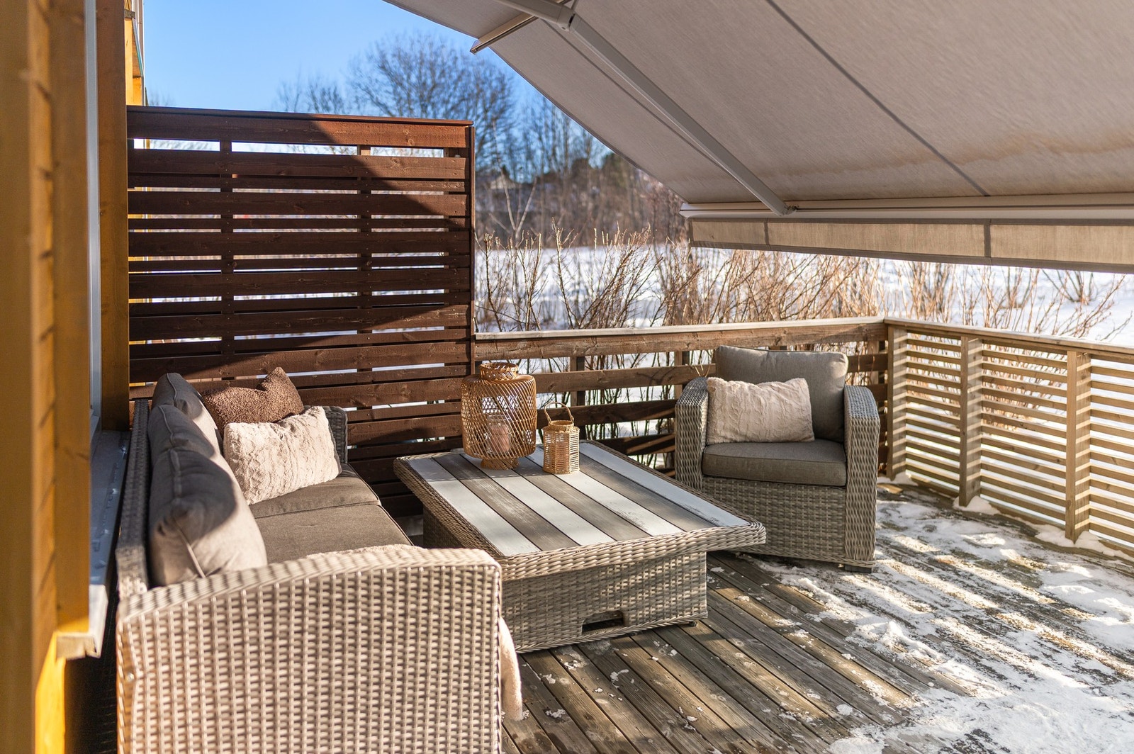 Utvendig markise, bidrar til både god solskjerming og et lunt og trivelig utemiljø. Galleribilde