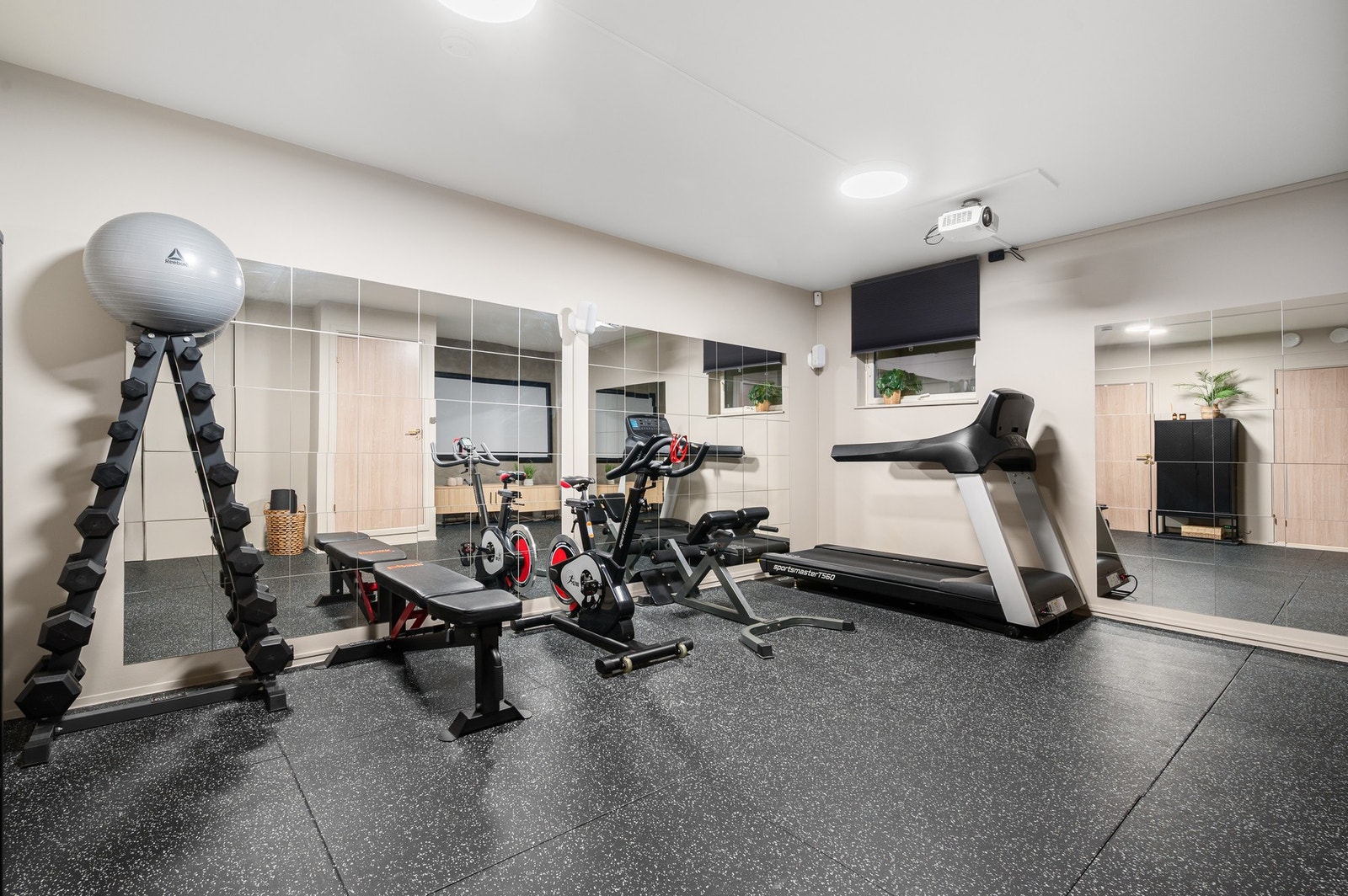 Kjellerstue på 23,9 kvadratmeter. Brukes i dag som et moderne treningsrom. Galleribilde