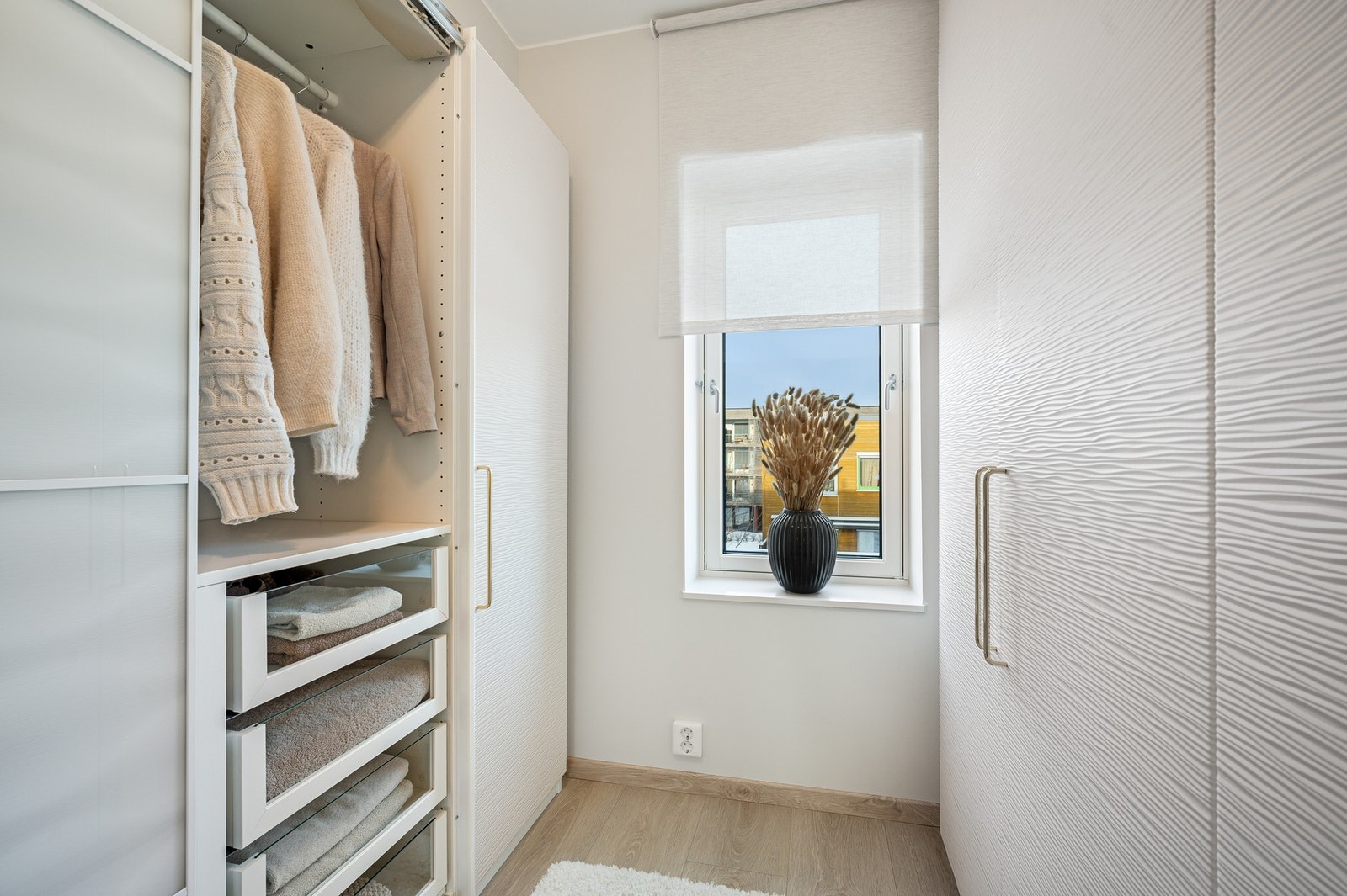 Soverom 2 er oppmålt til 6 kvadratmeter. I dag innredet som garderobe. Galleribilde