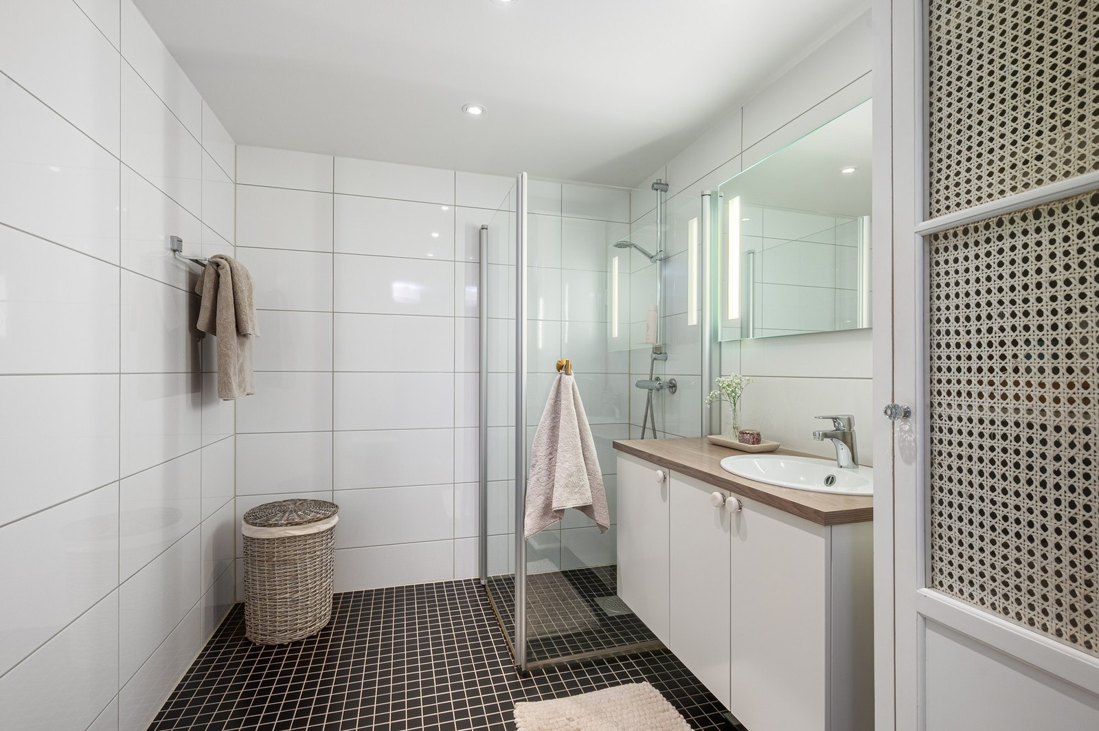 Delikat flislagt bad, i tilknytning til soverommene i 2. etasje. Galleribilde