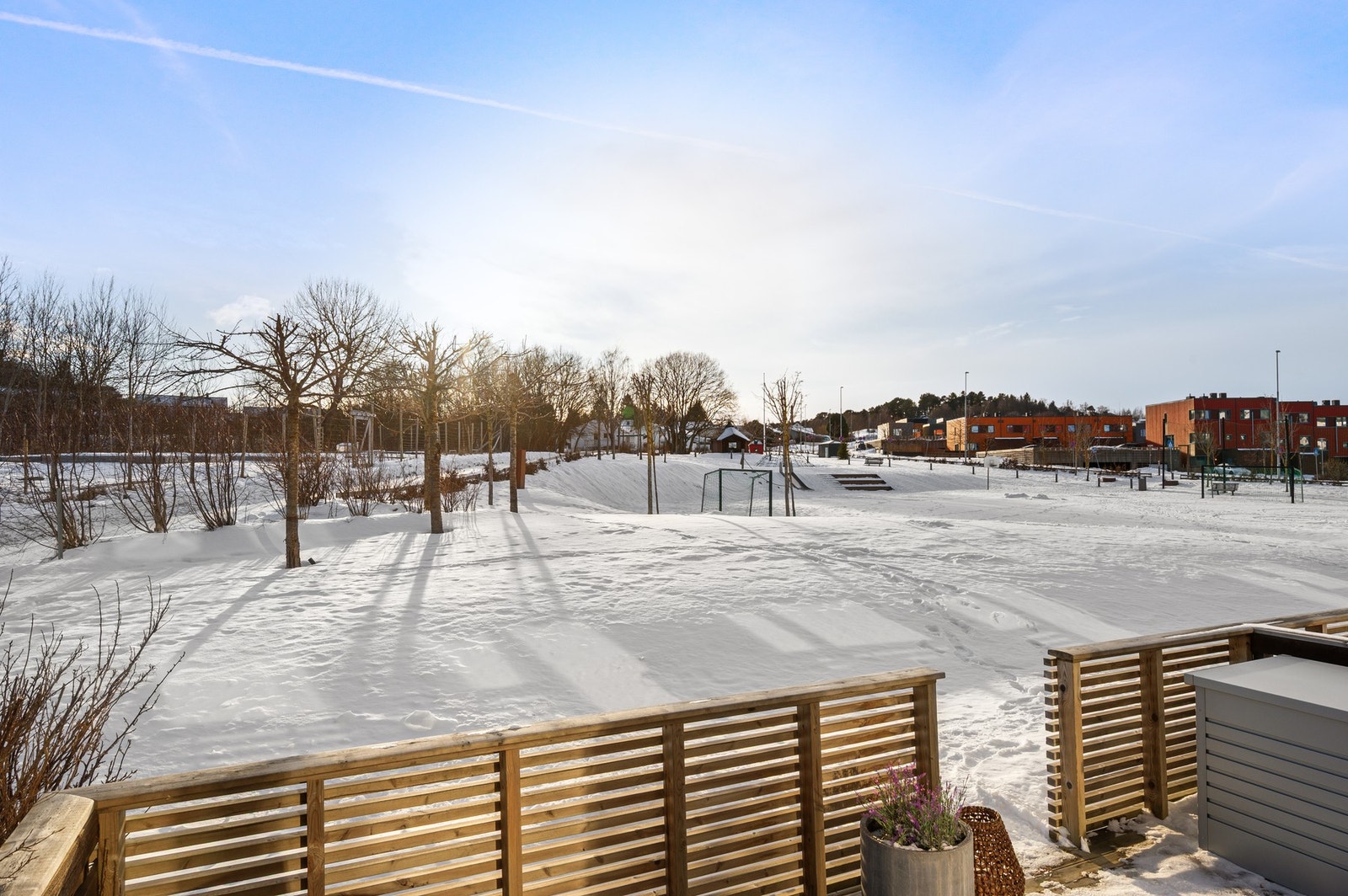 Ligger åpent og fint til, i fremste rekke. Galleribilde