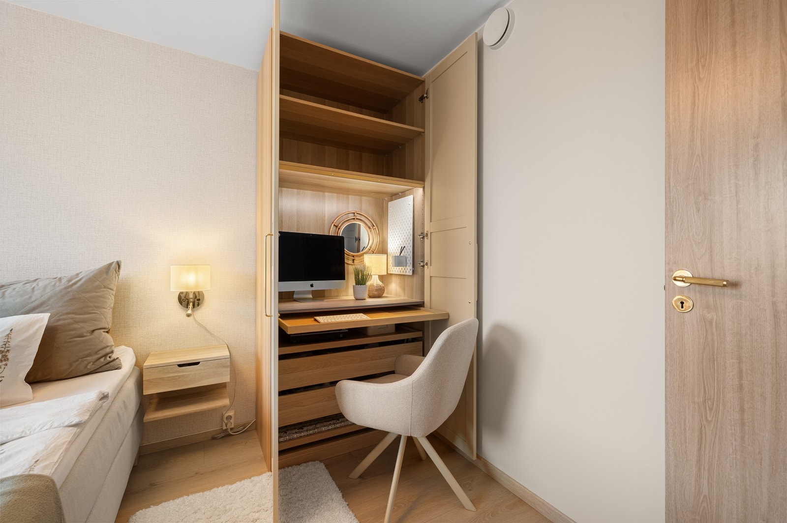 Integrert skrivebordsløsning, en smart og effektiv utnyttelse av rommet. Galleribilde