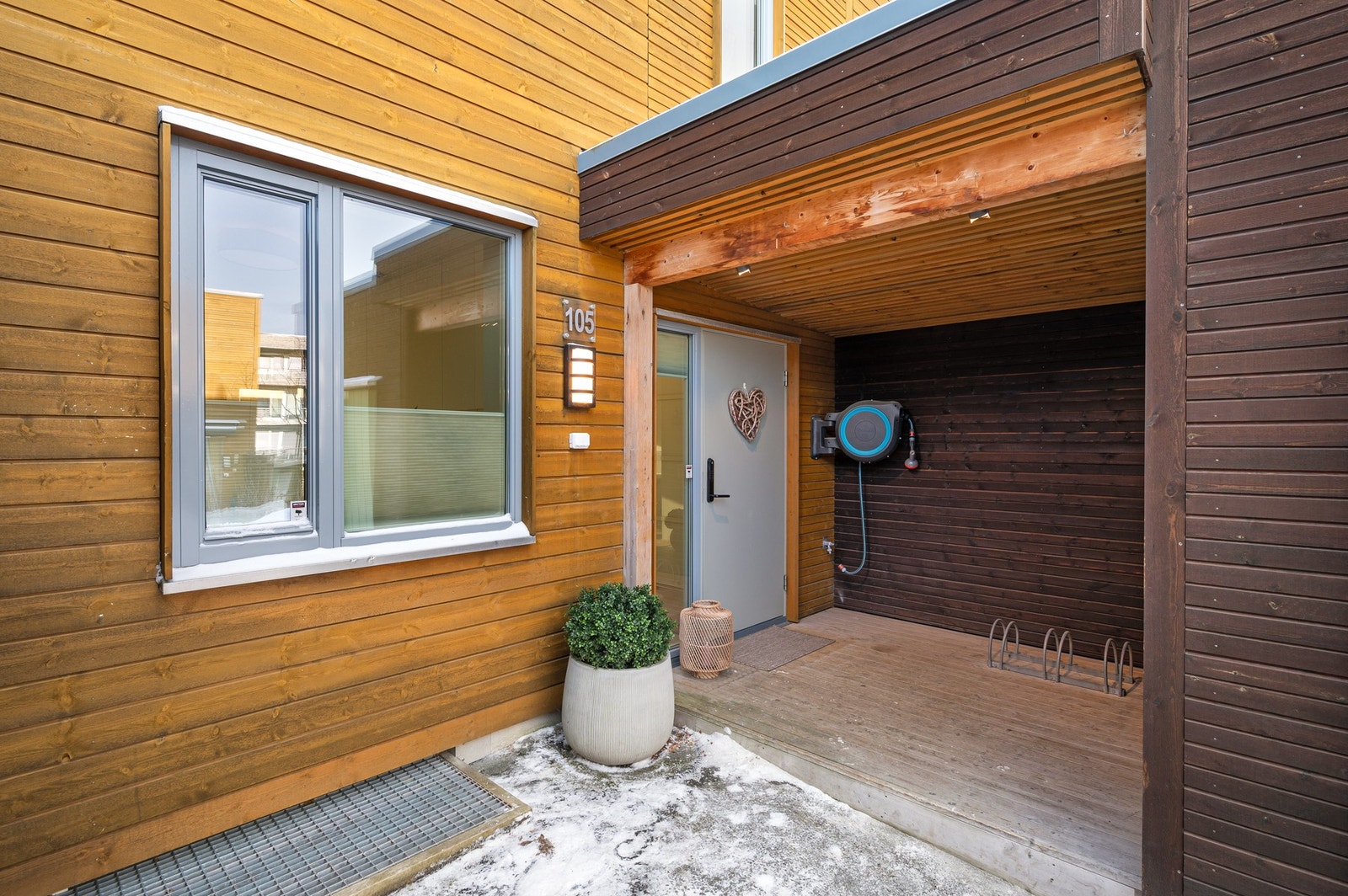 Takoverbygd terrasse ved inngangsparti. En utvendig sportsbod på 5,5 kvadratmeter. Galleribilde