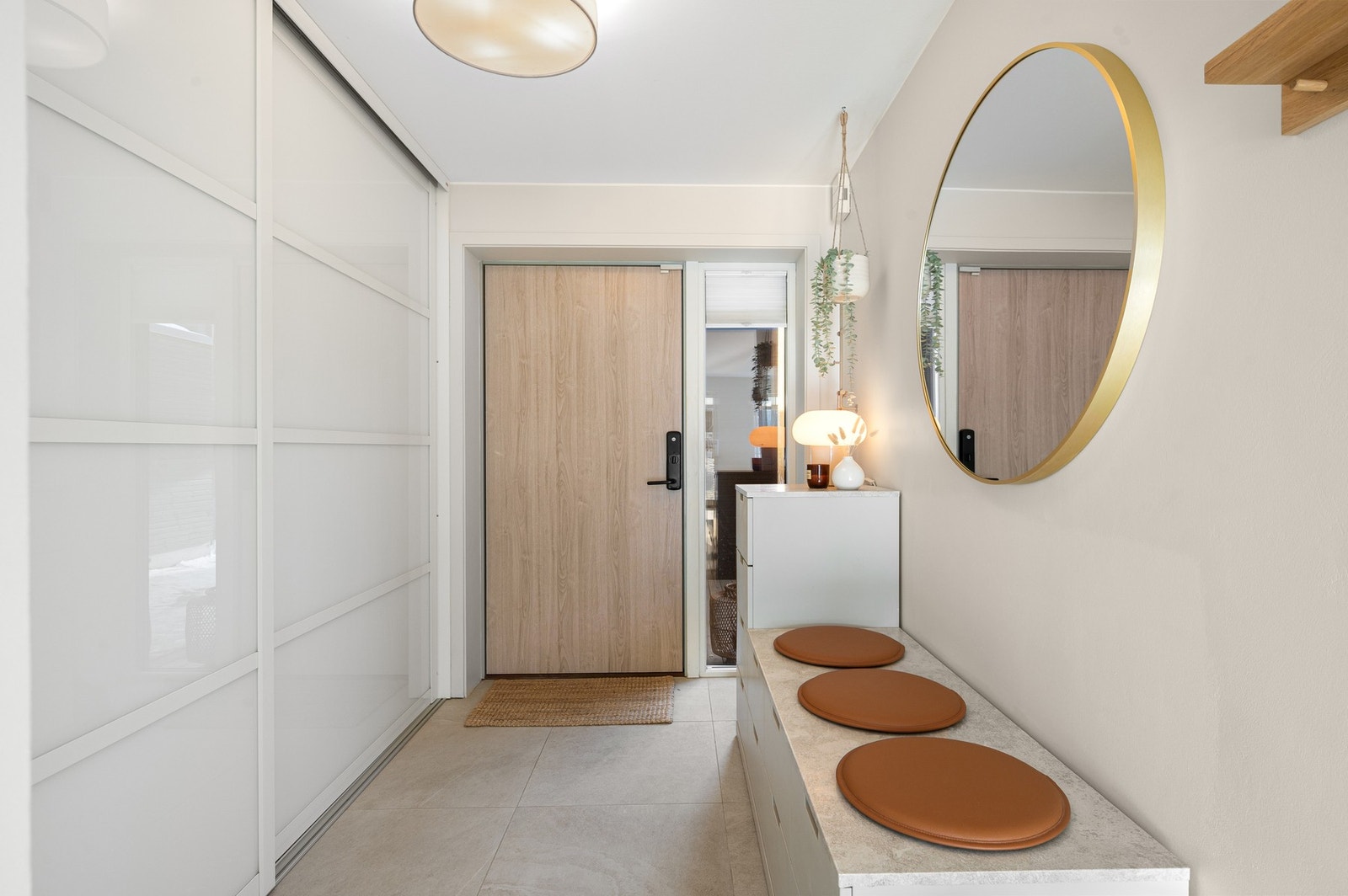 Ytterdør har Yale elektronisk dørlås, tilknyttet Sector Alarm. Galleribilde