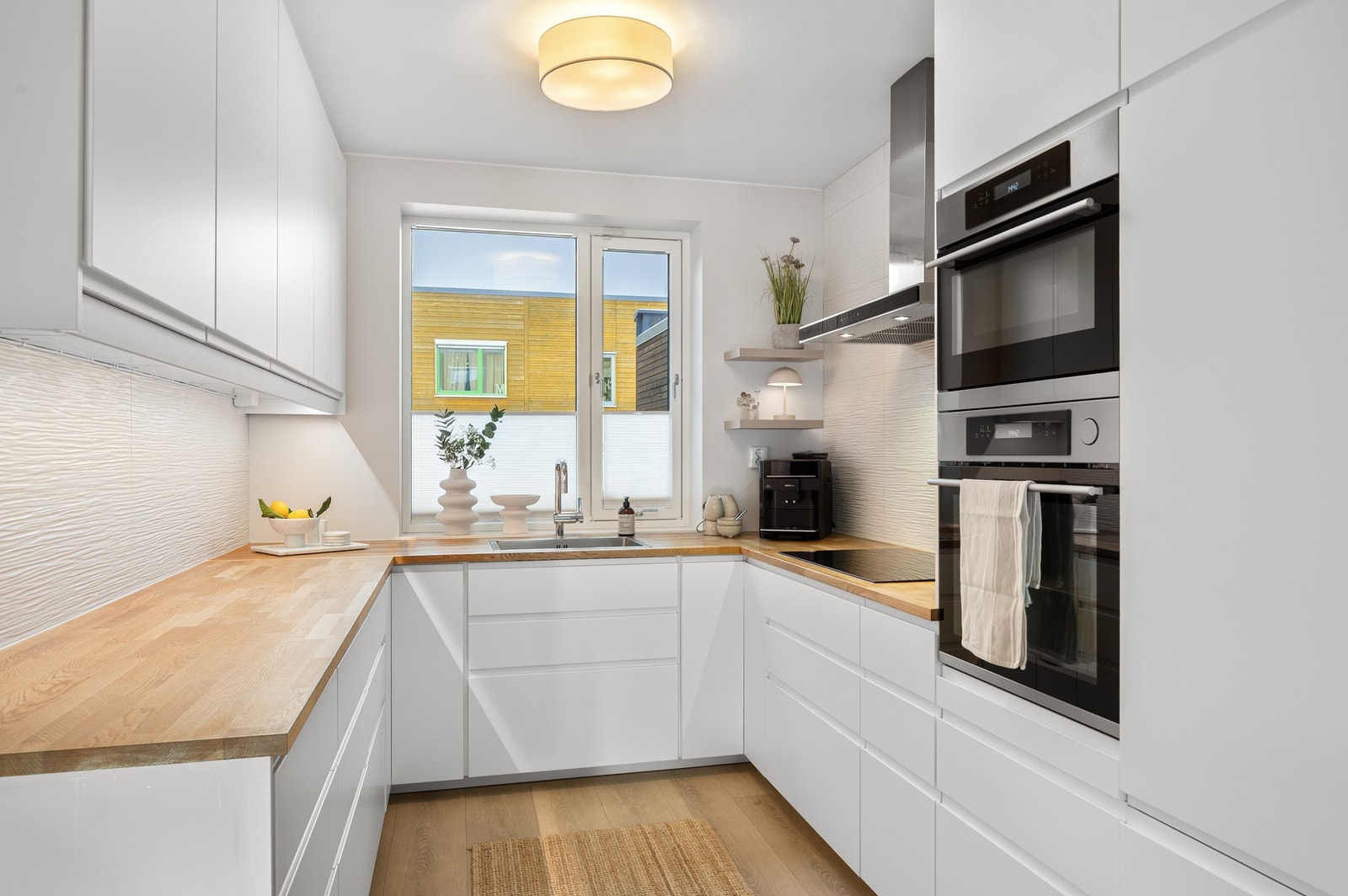 Integrerte hvitevarer består av kjøleskap i full høyde, induksjon platetopp, stekeovn, kombinert stekeovn og mikro samt oppvaskmaskin. Galleribilde