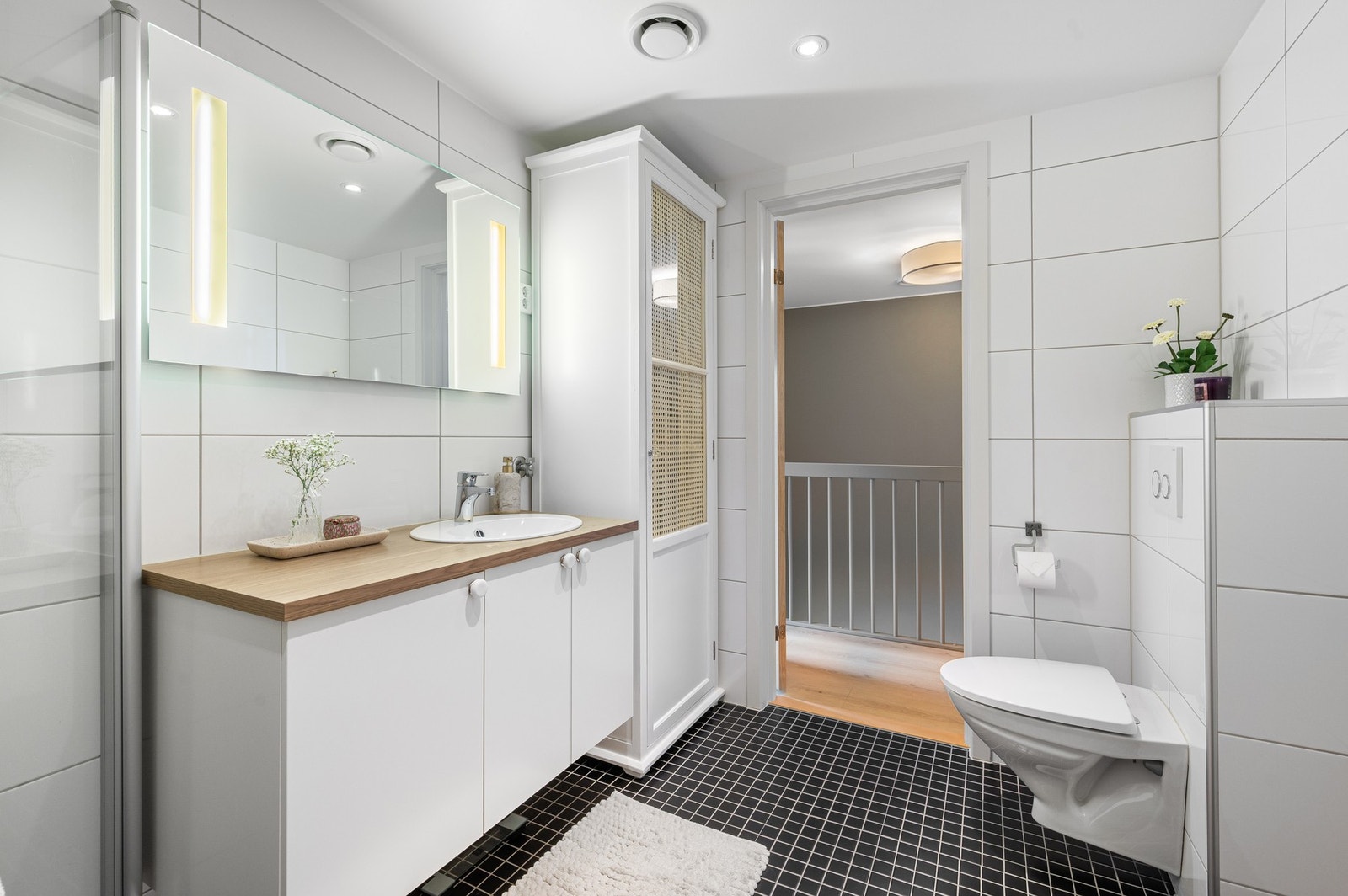 Behagelig gulvvarme og stemningsfull downlights i himling. Galleribilde