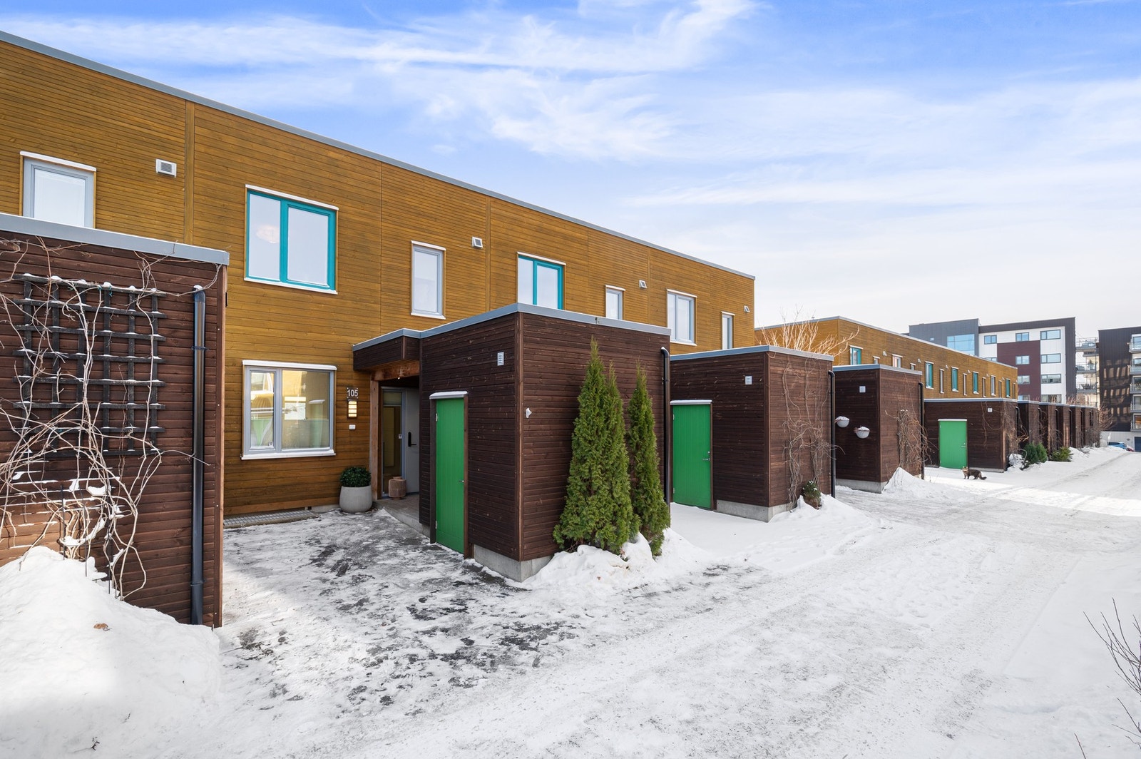 Parkering ved boligen, samt fast garasjeplass. Galleribilde