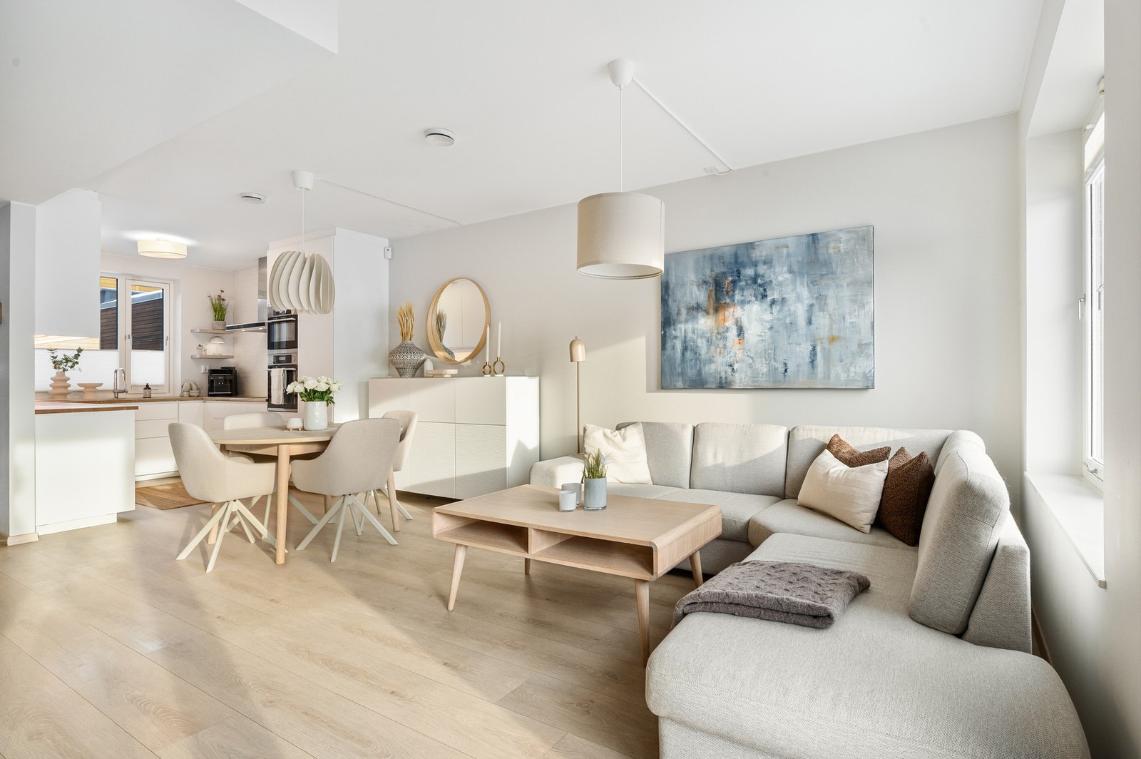 Lyst og innbydende, med en-stavs gulv og delikate fargevalg. Fin planløsning med god plass til spisestue. Belly Alloc laminatgulv i nesten hele 1. og 2. etasje Galleribilde