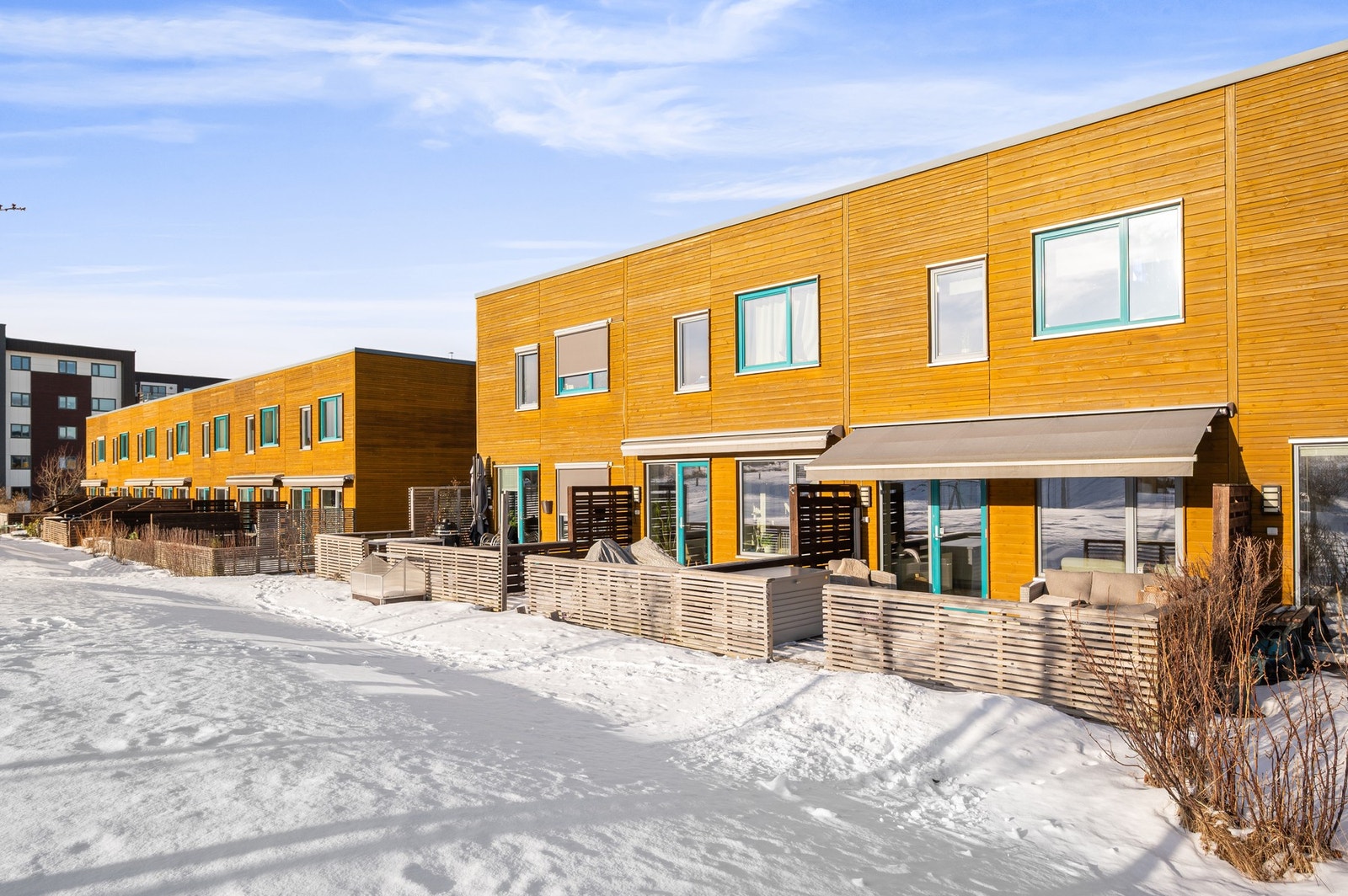 Her får du en flott, innholdsrik familiebolig. Med en av de bedre beliggenhetene i området. Solrikt, store grøntareal, i trygge og barnevennlige omgivelser. Galleribilde