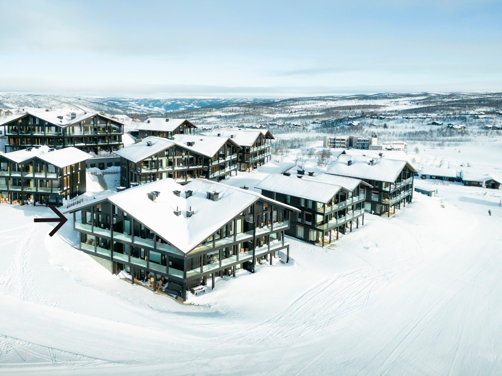 Leiligheten ligger vestvendt og har bra intern beliggenhet på første rekke mot alpinbakken. Galleribilde
