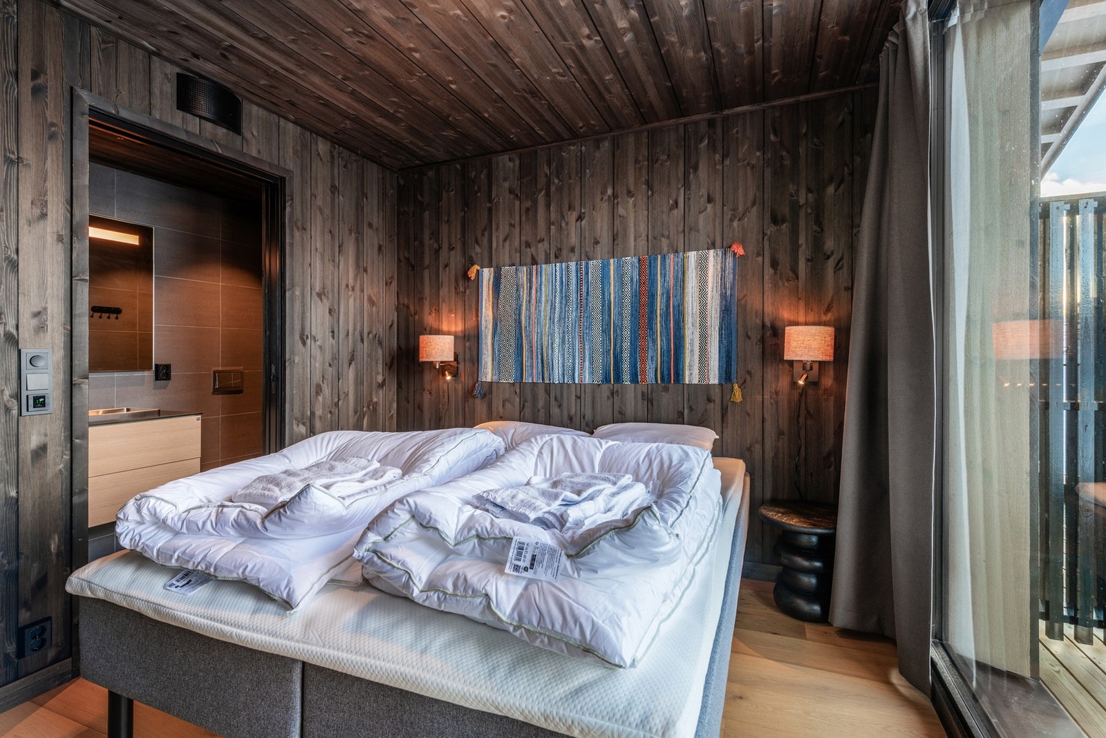 Master bedroom med eget en suite bad. Foto: Terje Bjørnsen Galleribilde