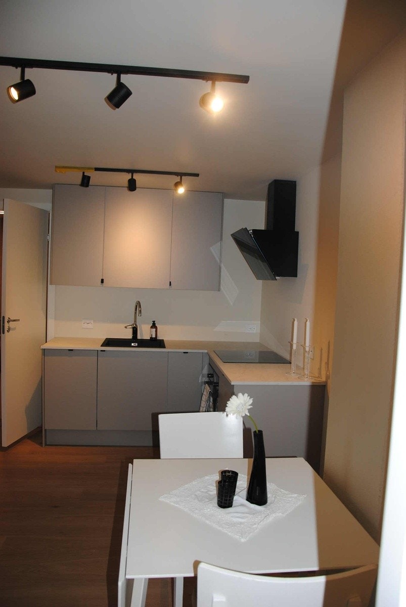 Spisebord og kjøkken Galleribilde