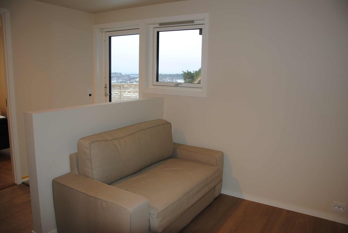 Sovesofa i stua med godt lysinnslipp og utsikt Galleribilde